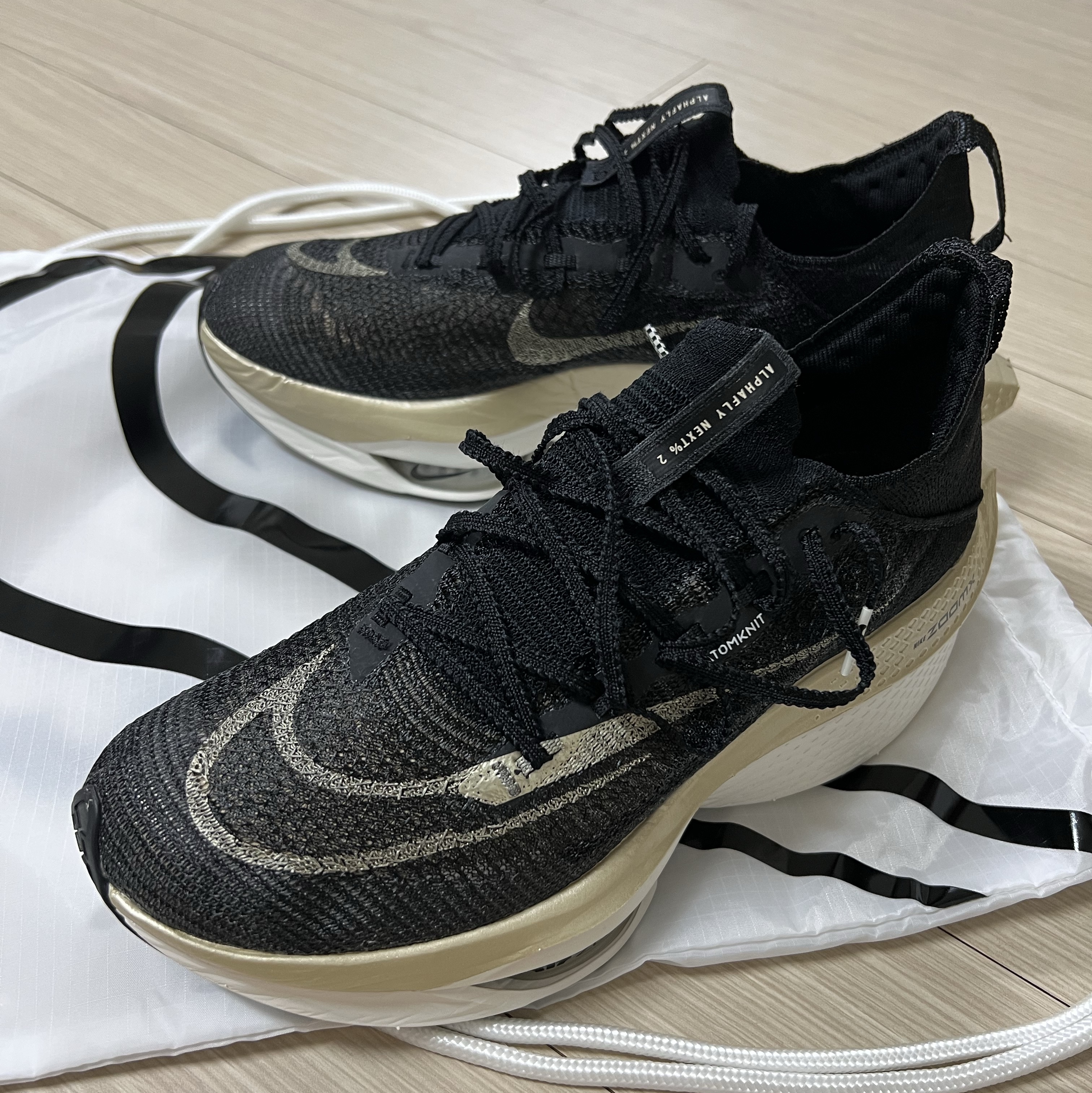 Nike Air Zoom Alphafly Next% 2 Black Metallic Gold Grain 착용 스타일