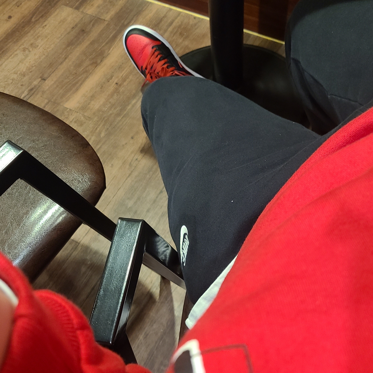Jordan 1 Mid Black Fire Red 착용 스타일