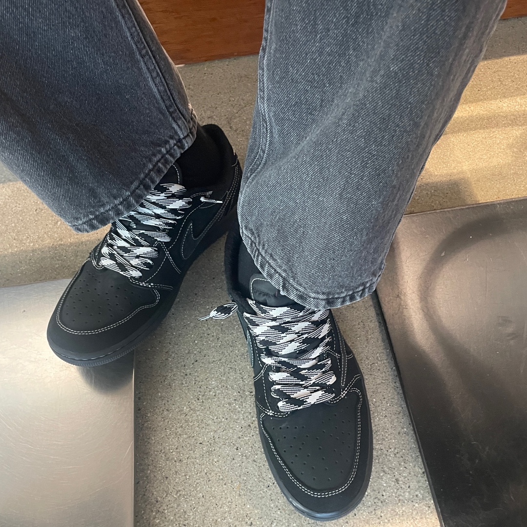 Jordan 1 x Travis Scott Retro Low OG SP Black Phantom 착용 스타일
