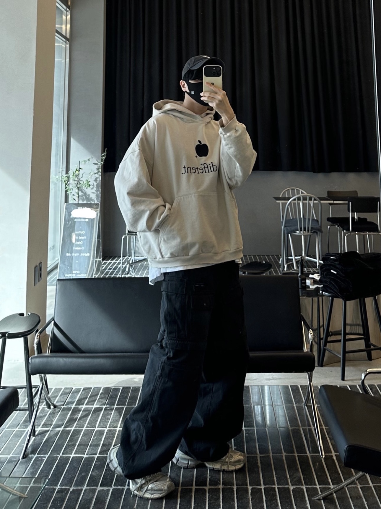 Balenciaga 3XL Sneakers Light Beige, Balenciaga Cotton Ripstop Large Fit Cargo Pants Black 착용 스타일 - 3
