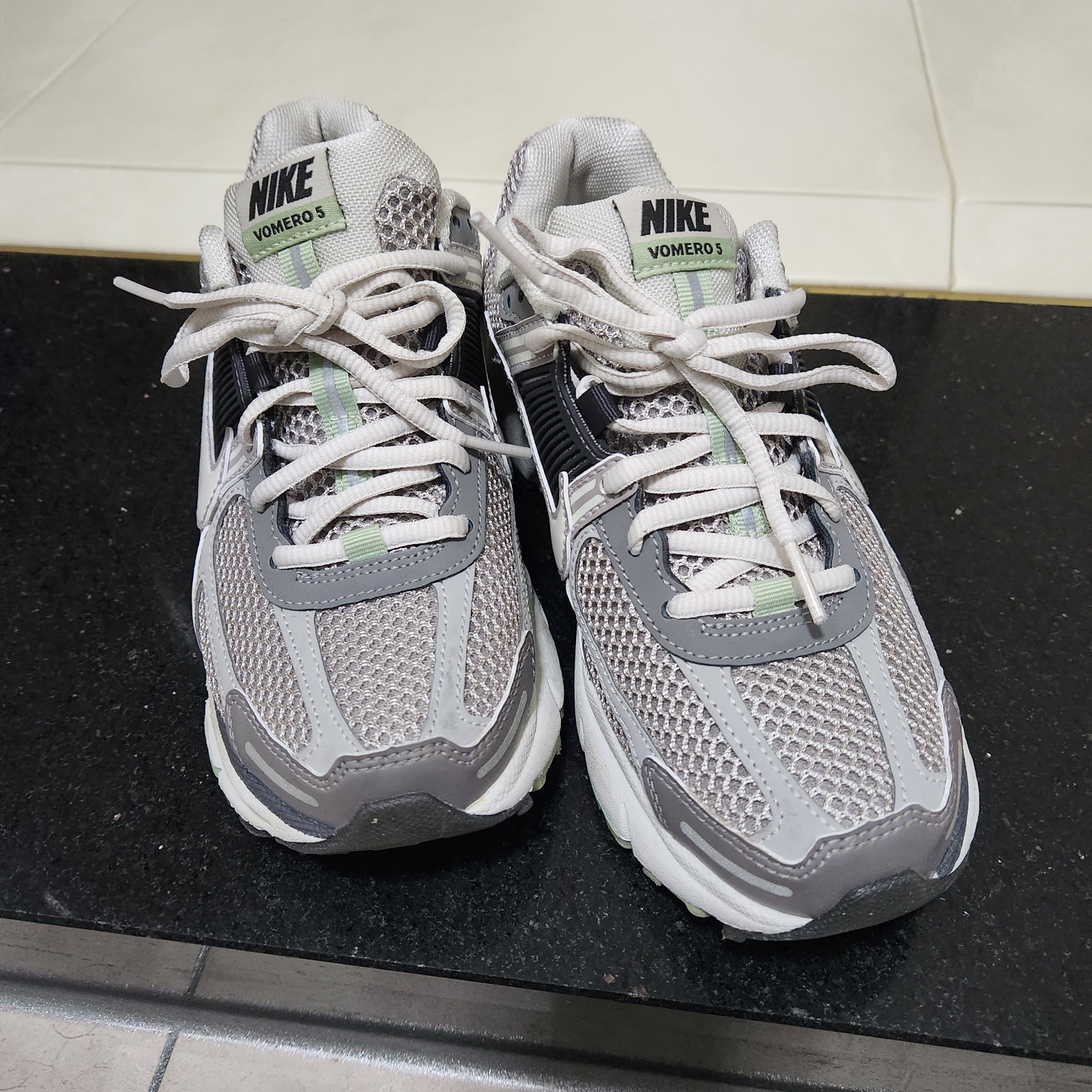 (W) Nike Zoom Vomero 5 Cobblestone and Flat Pewter 착용 스타일 - 2