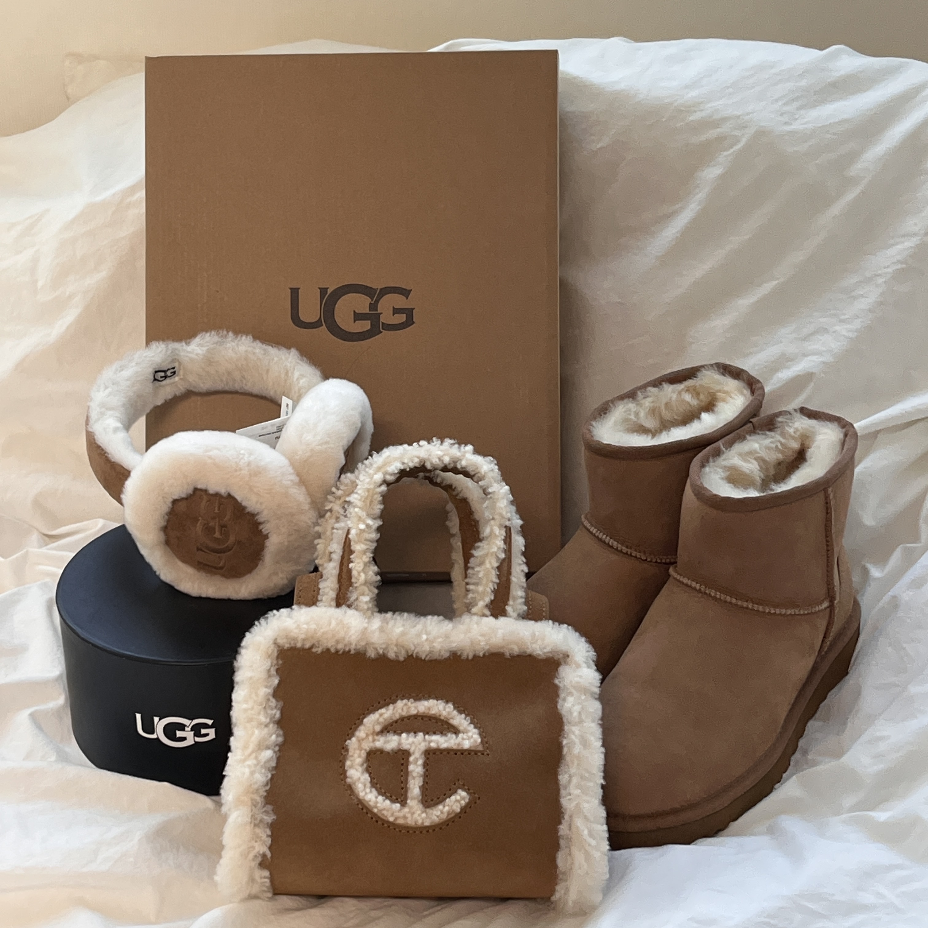 (W) UGG Embroidered Logo Earmuff Chestnut, Telfar x UGG Small Shopping Bag Chestnut 착용 스타일