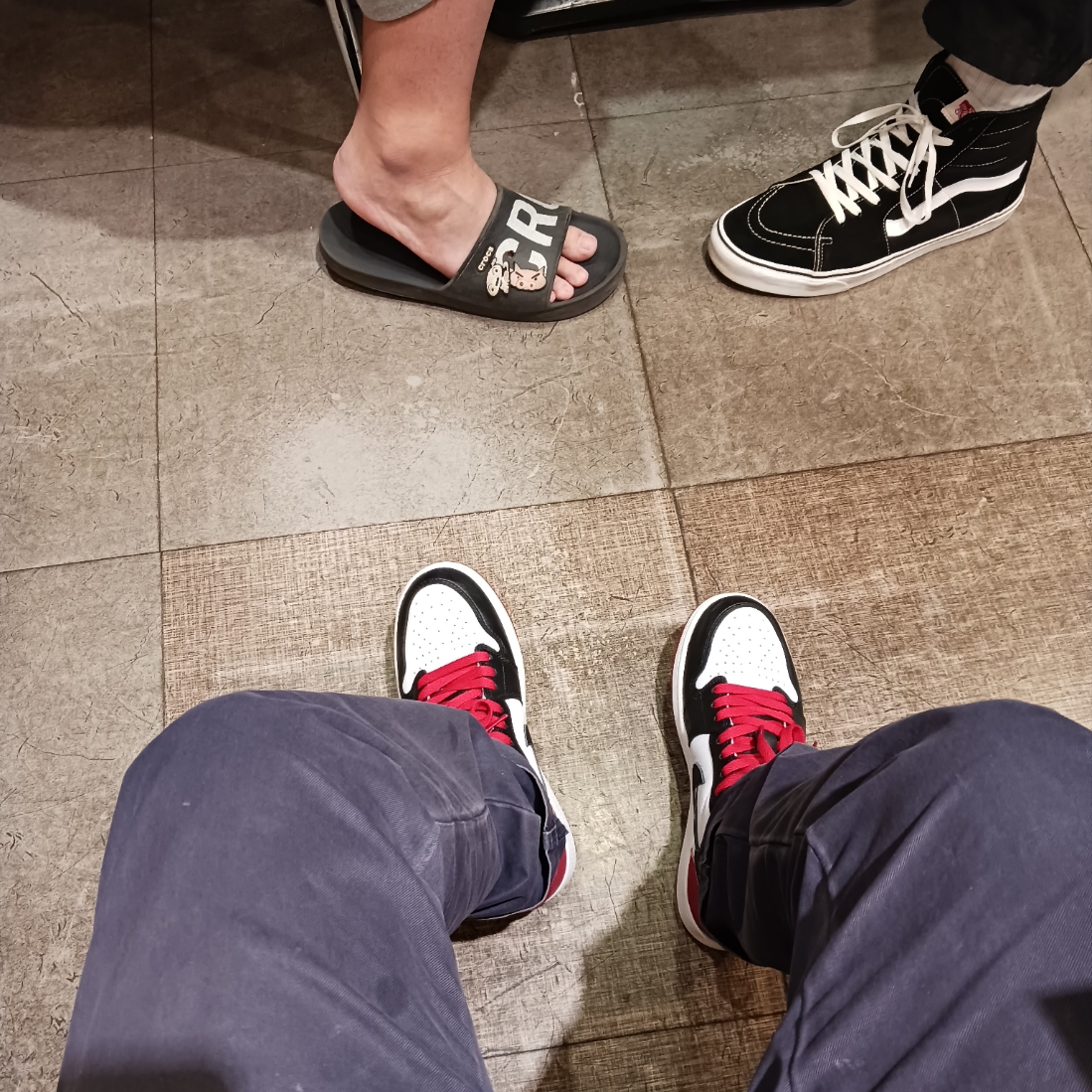 Converse x Play Comme des Garcons Chuck 70 Ox Black, Jordan 1 Retro Low OG Black Toe 착용 스타일 - 2