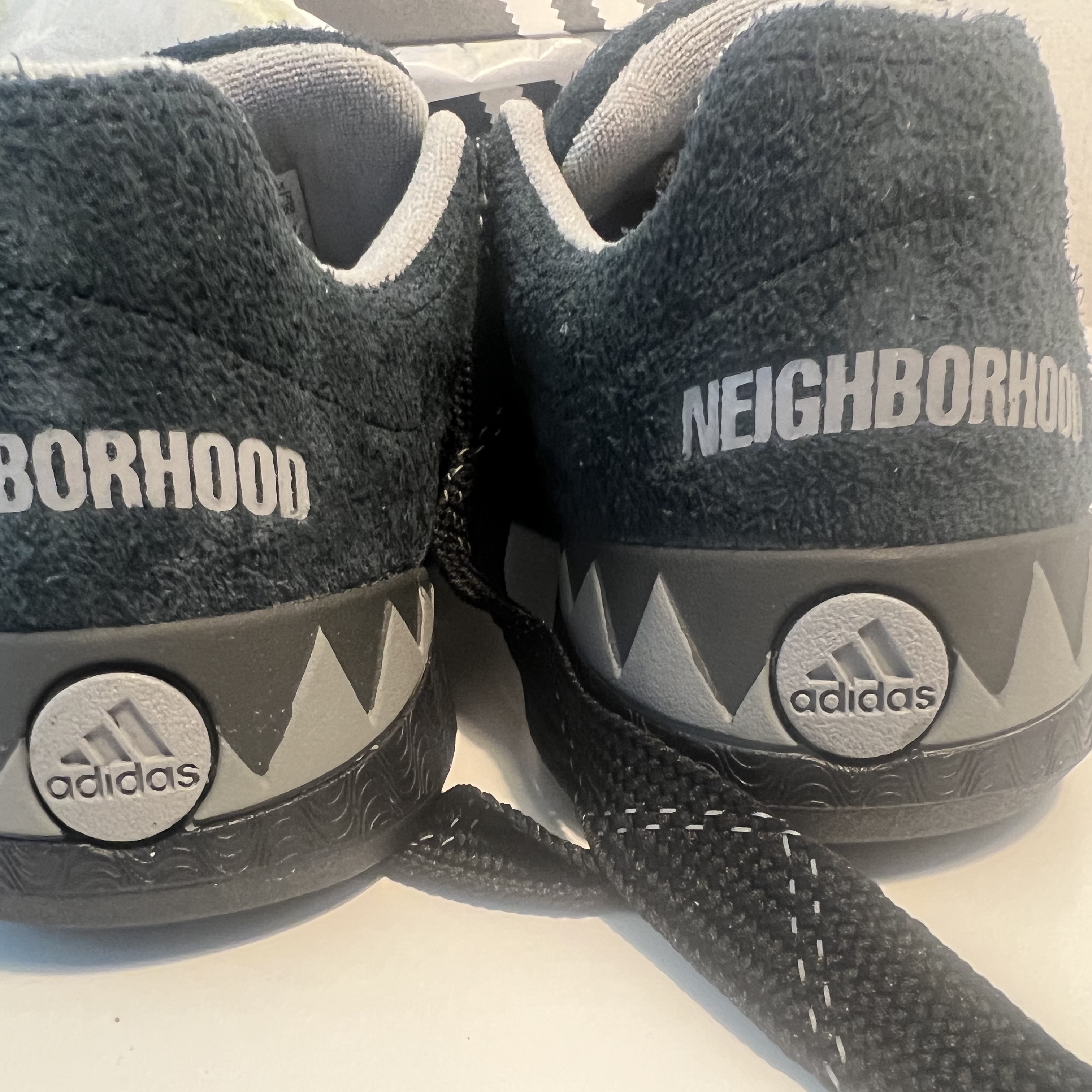 Adidas x Neighborhood Adimatic Core Black 착용 스타일 - 3