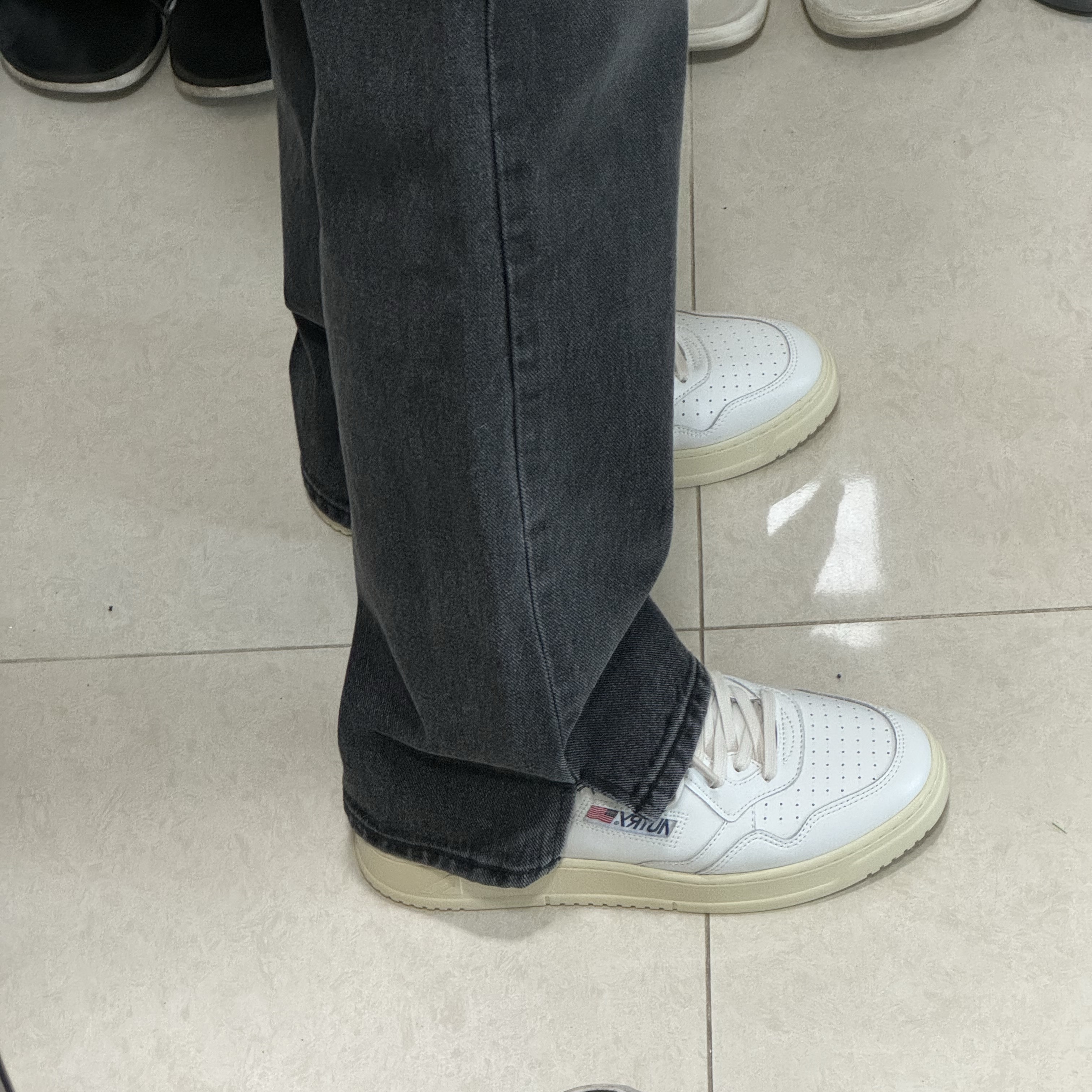 Autry Medalist Low Leather Sneakers White Black 착용 스타일