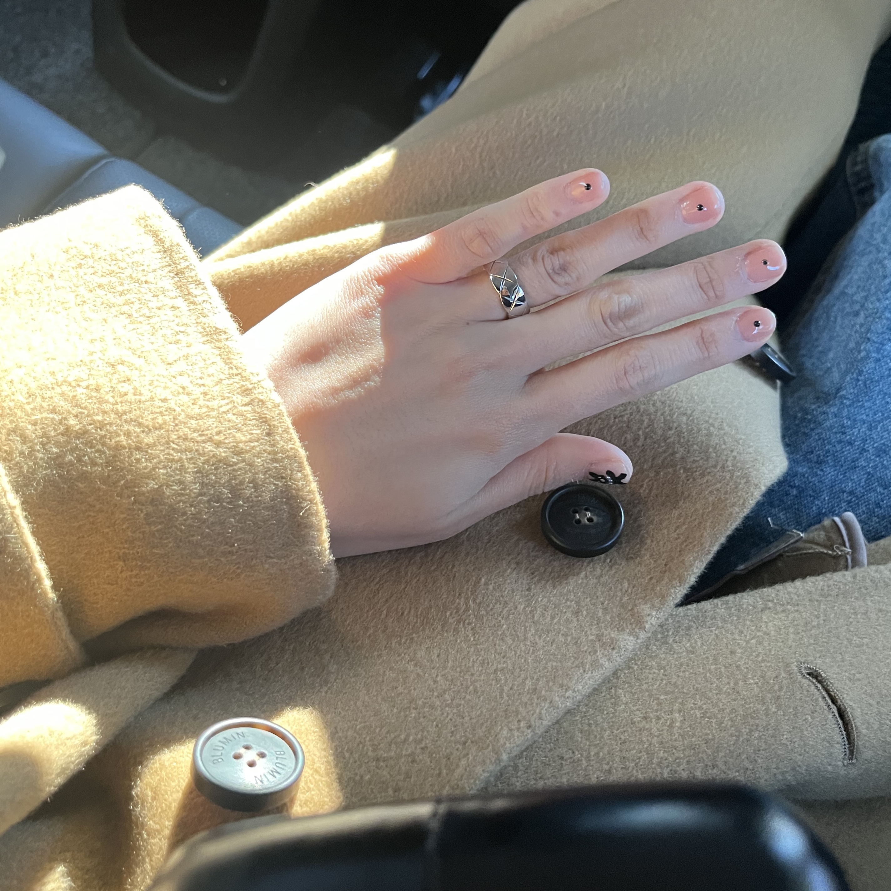 Chanel Coco Crush Ring Quilted Motif Small & 18K White Gold 착용 스타일 - 1