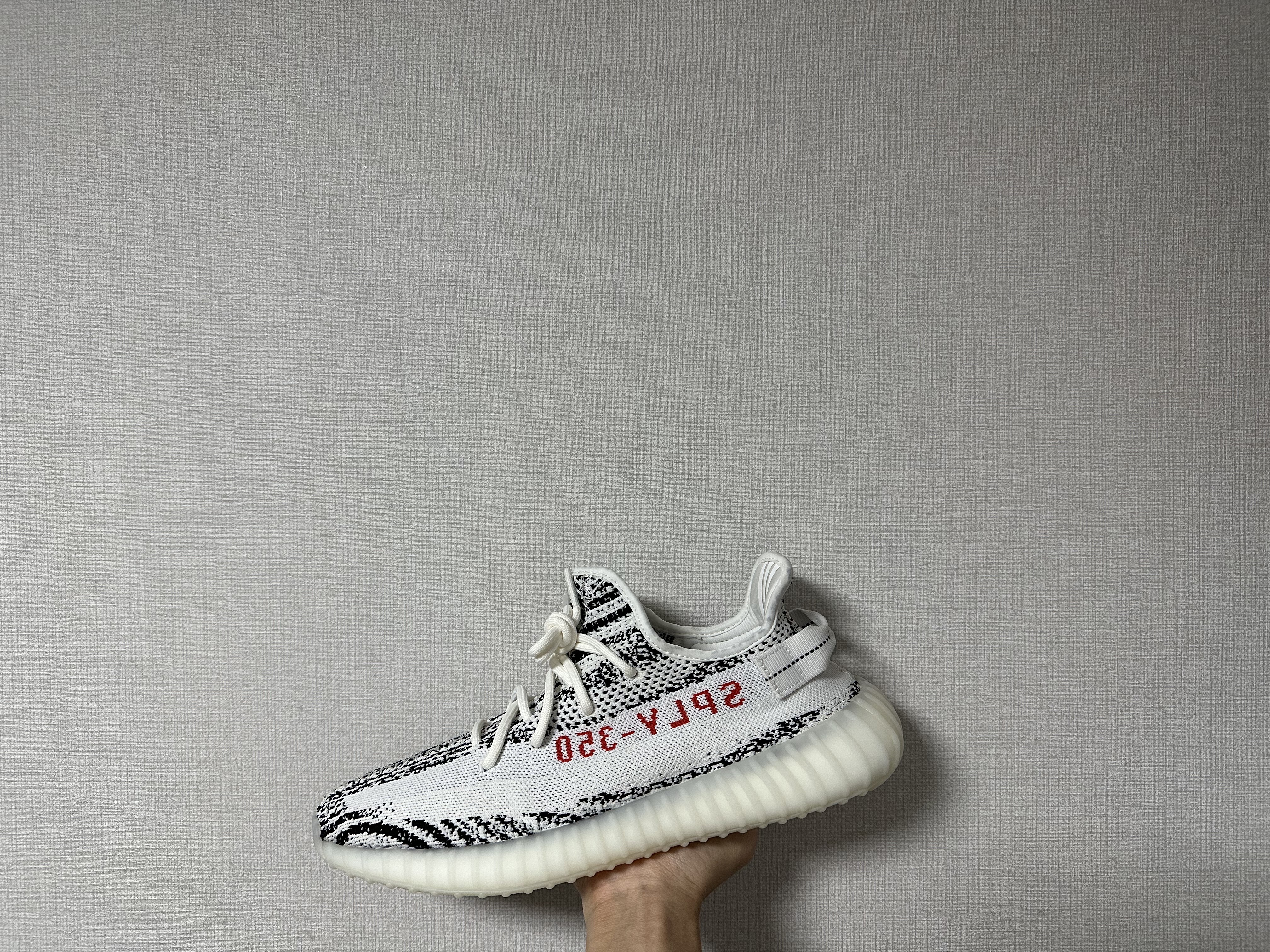 Adidas Yeezy Boost 350 V2 Zebra 2022/2023 착용 스타일 - 2