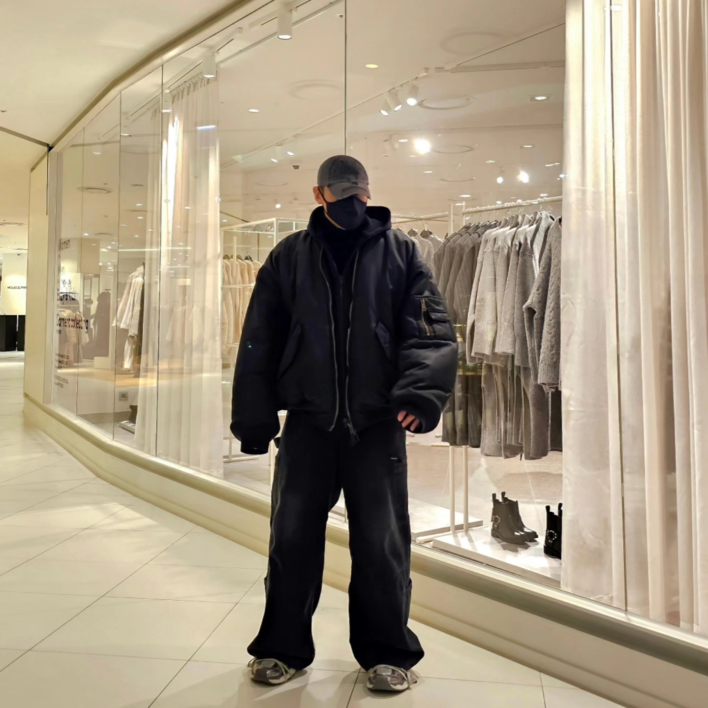 Balenciaga Paris All In Bomber Black, Balenciaga Cargo Pants Faded Black 착용 스타일 - 2