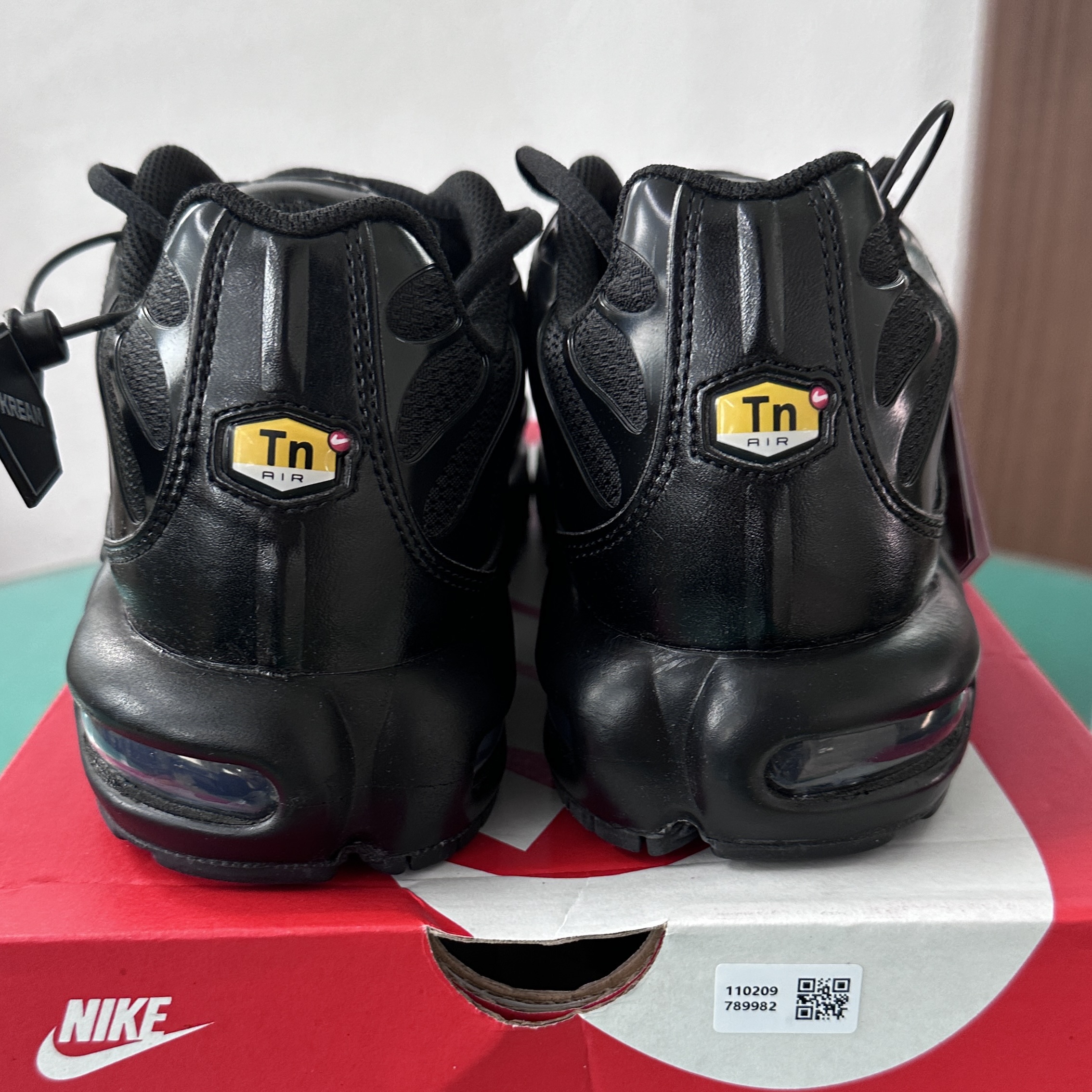 Nike Air Max Plus Triple Black 착용 스타일 - 2