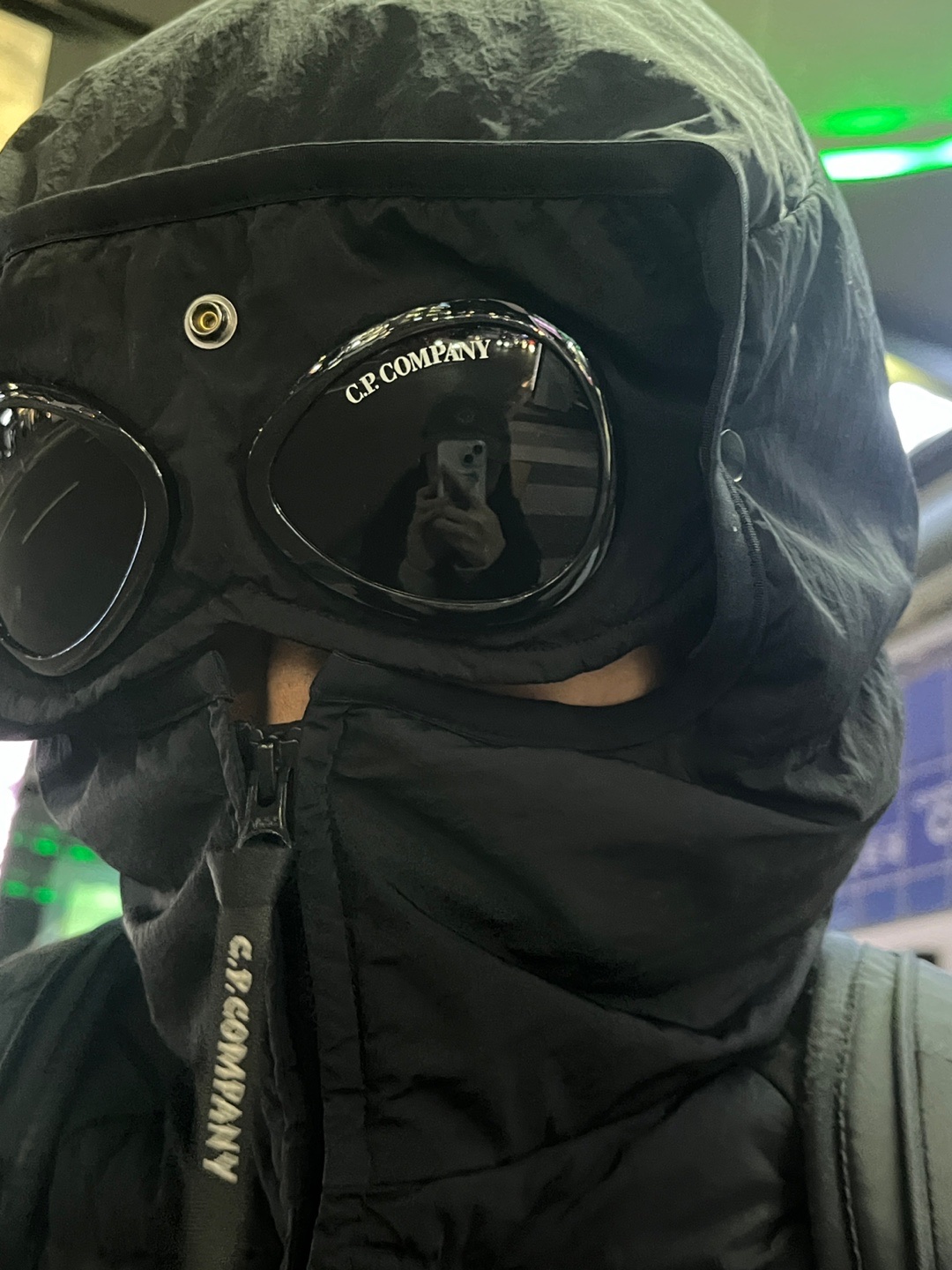 C.P. Company Eco-Chrome R Hooded Down Goggle Jacket Black - 23FW, New Balance 990v3 Made in USA Sea Salt 착용 스타일 - 4