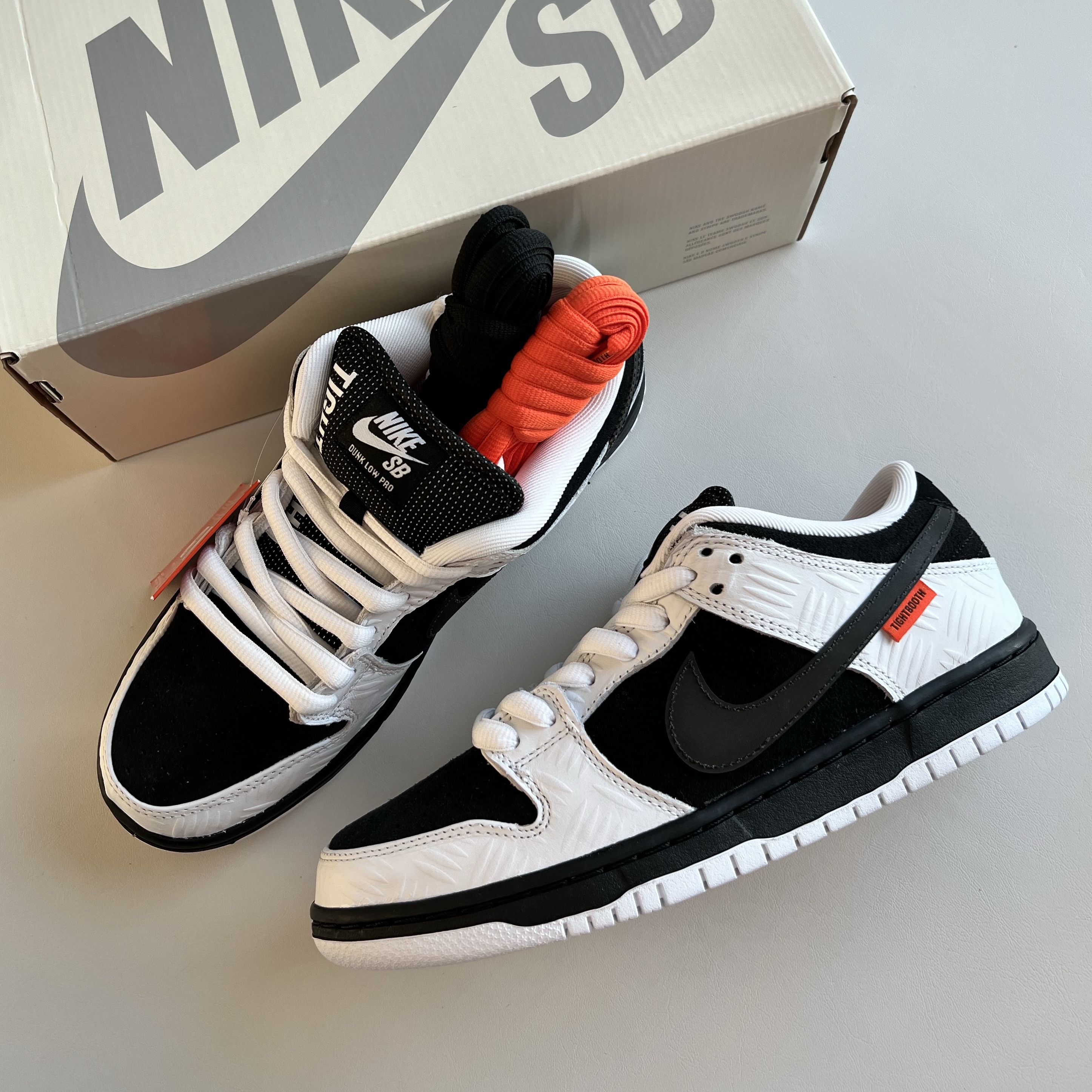 Nike x Tightbooth SB Dunk Low Pro Black and White 착용 스타일