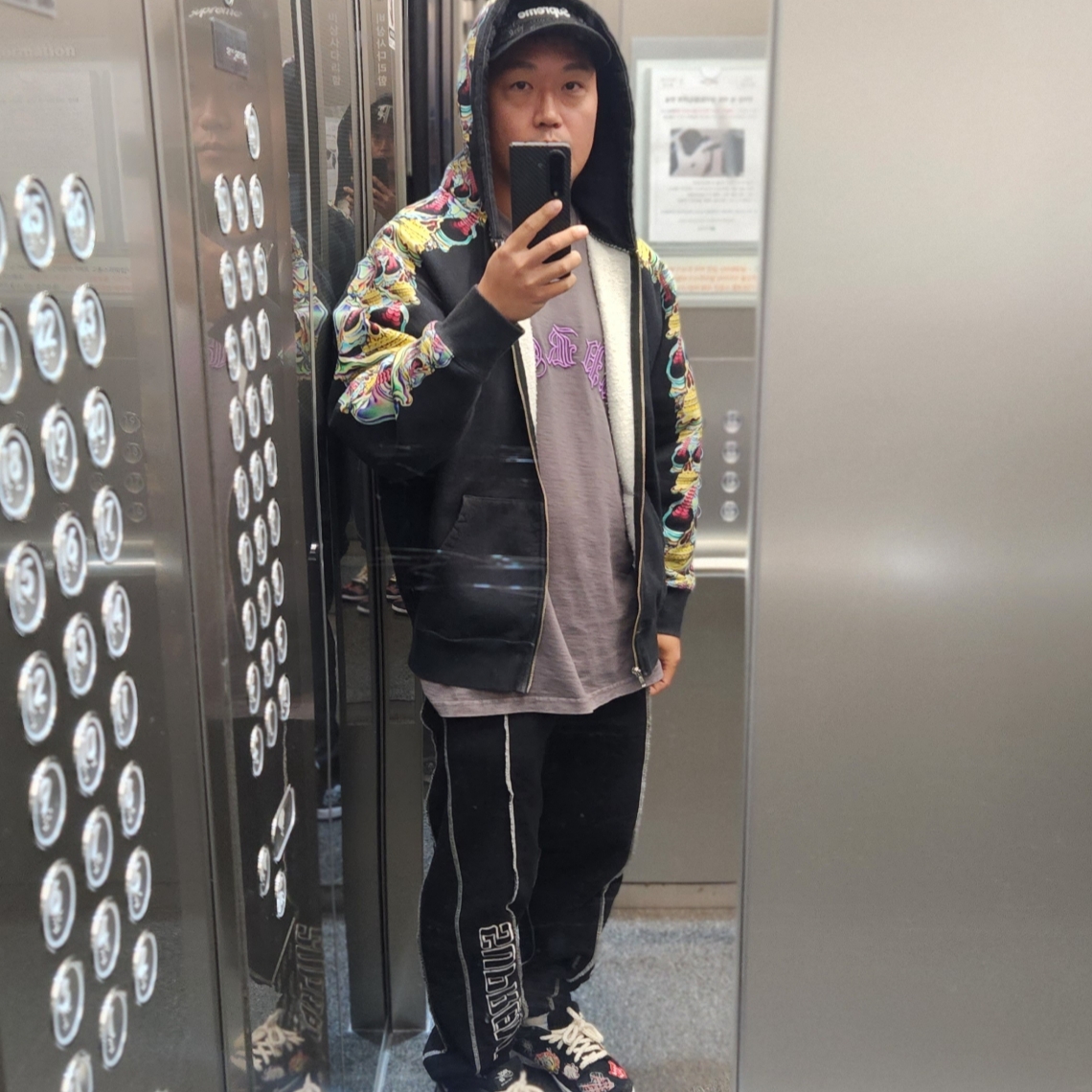 Supreme Coverstitch Sweatpants Black - 22SS, Supreme Skulls Zip Up Hooded Sweatshirt Black - 22FW 착용 스타일