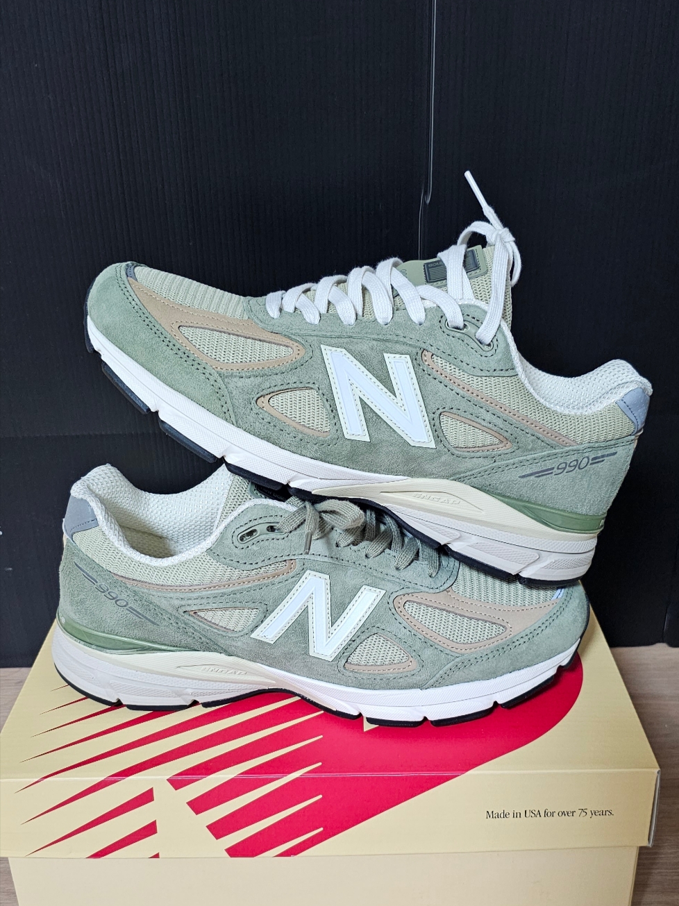 New Balance 990v4 Made in USA Olive Incense 착용 스타일 - 2