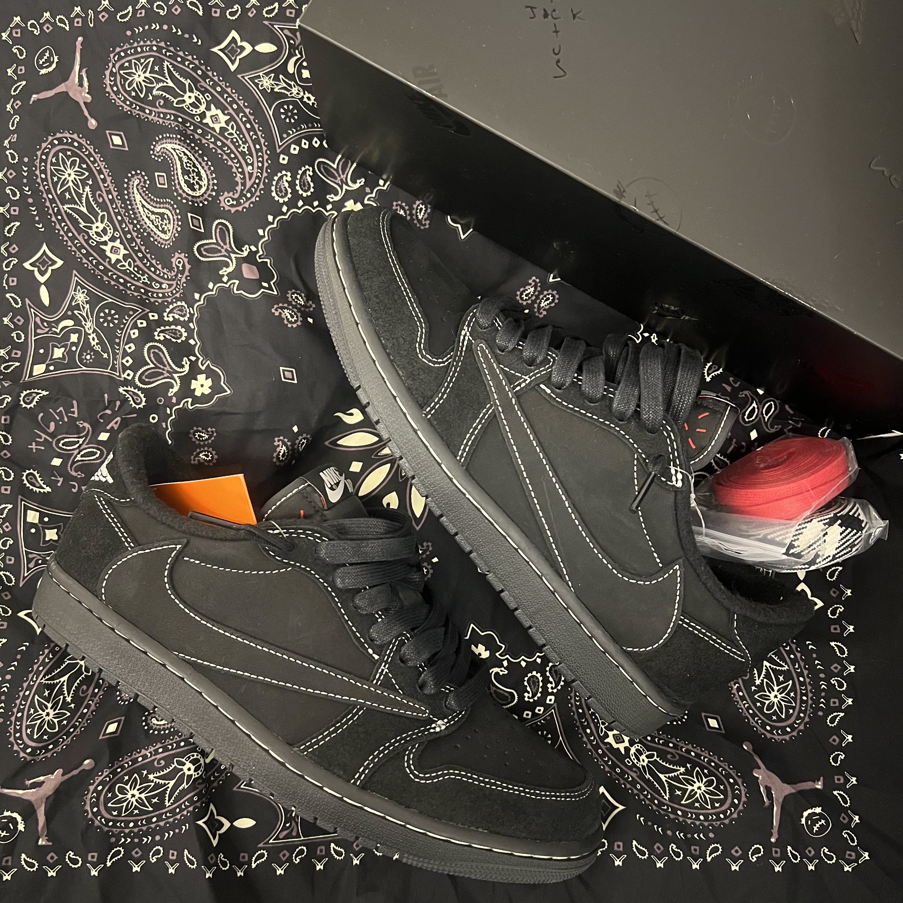Jordan 1 x Travis Scott Retro Low OG SP Black Phantom 착용 스타일 - 4