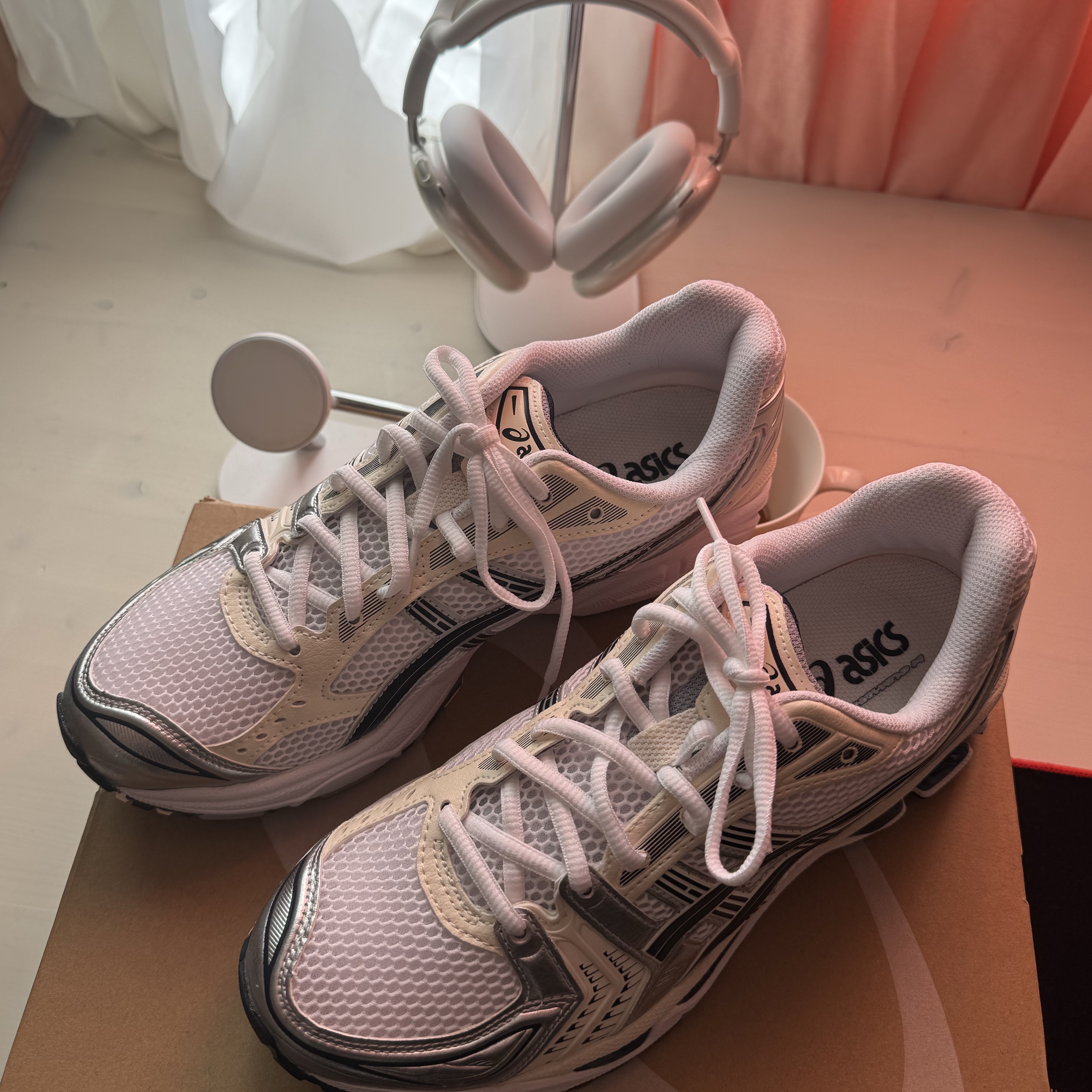 (W) Asics Gel-Kayano 14 White Midnight, Apple AirPods Max Lightning Silver (Korean Ver.) 착용 스타일 - 3