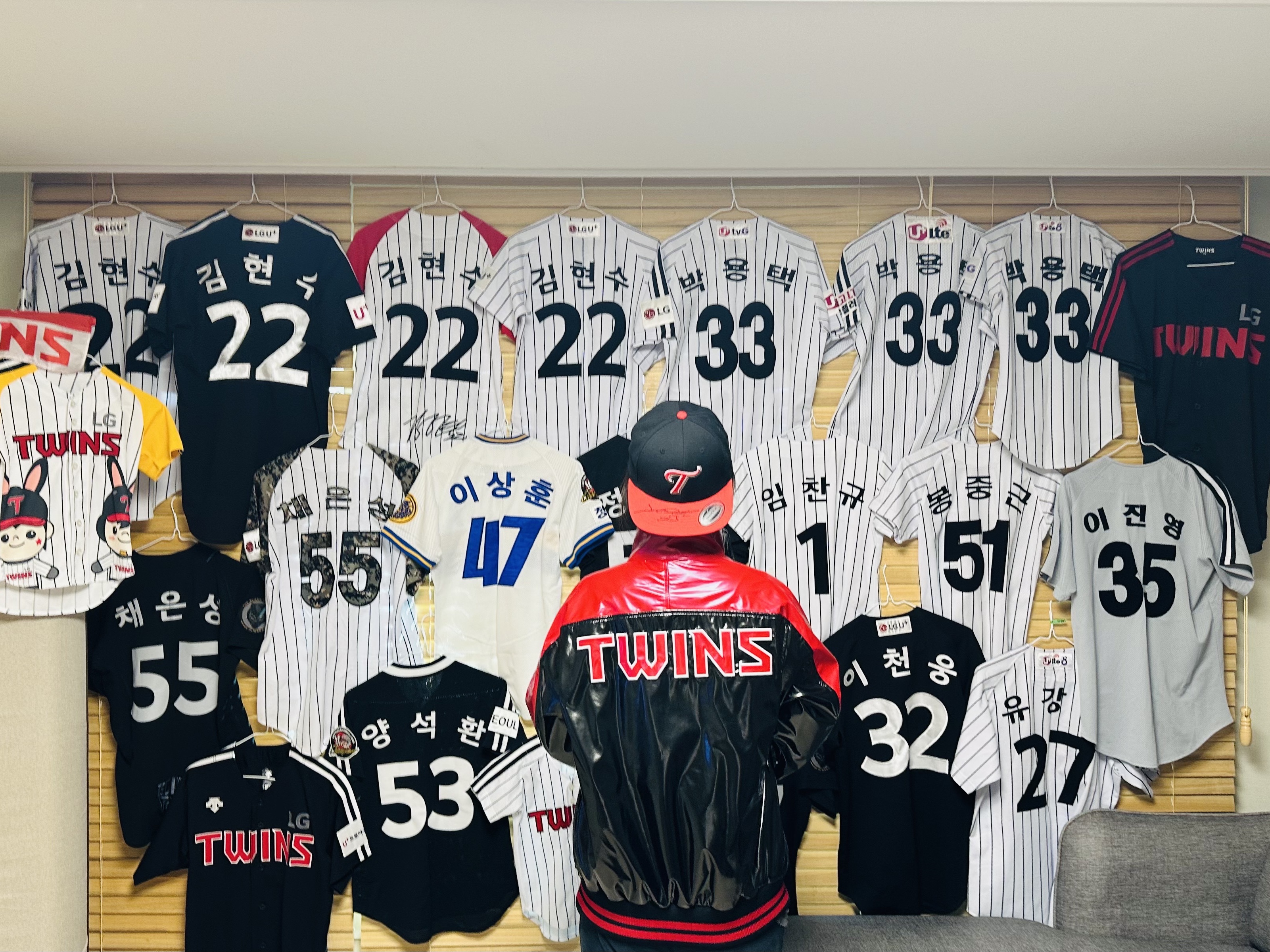 BDNS x LG TWINS Dugout Jacket Red 착용 스타일 - 6