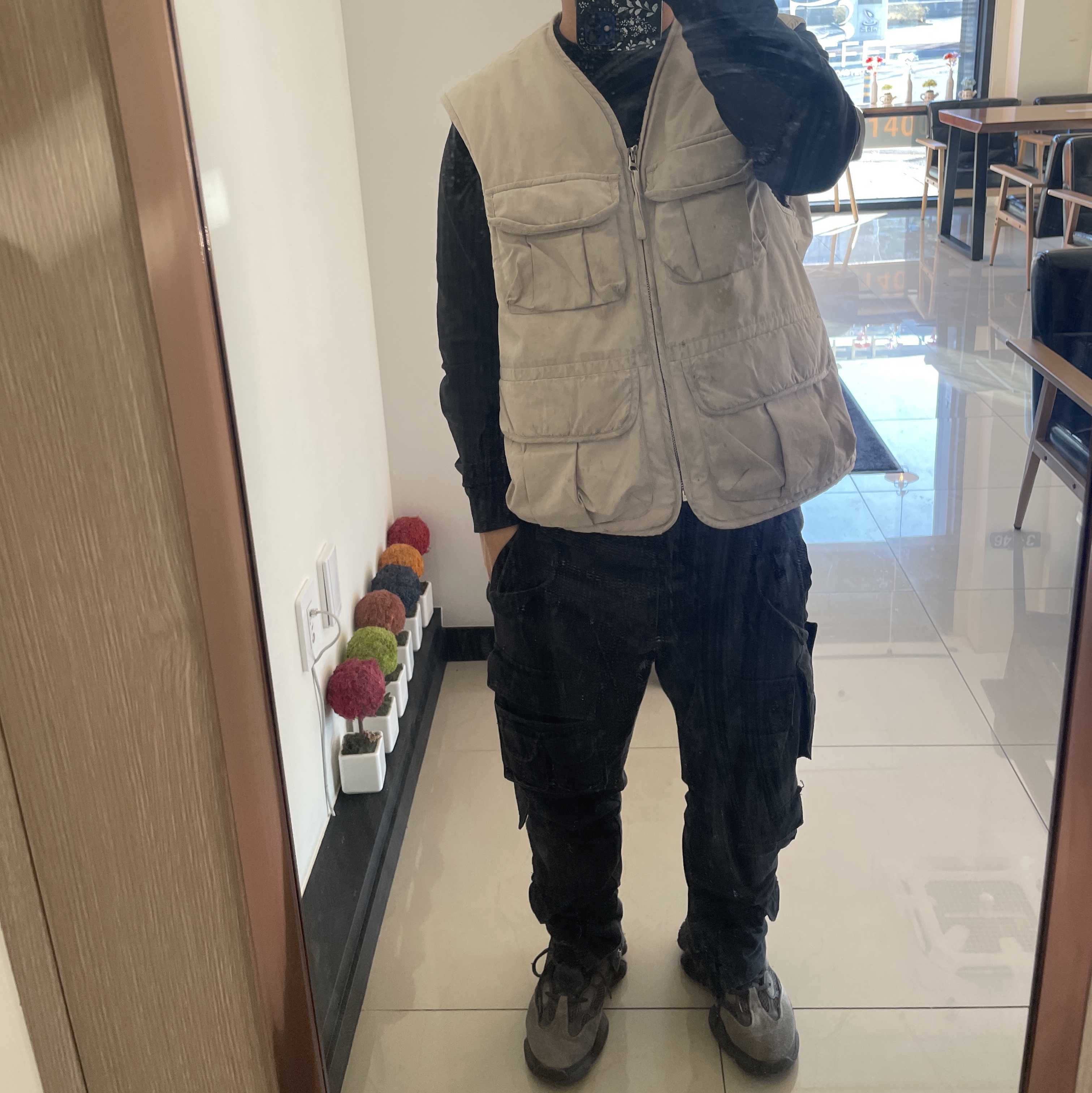 Adidas Yeezy 500 Utility Black 2018/2020, Palace P-3D Longsleeve Black - 23FW 착용 스타일