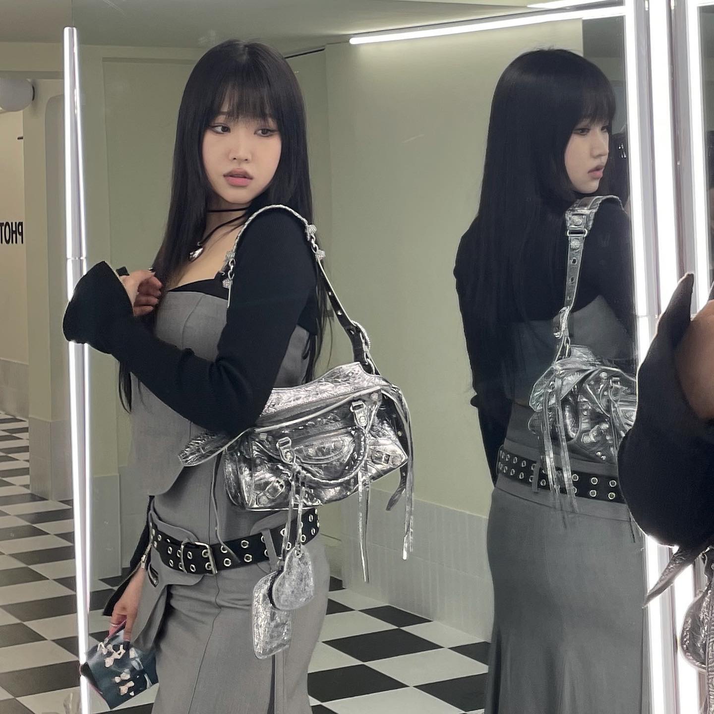 Balenciaga Neo Cagole Small Tote Bag Metallized Silver 착용 스타일