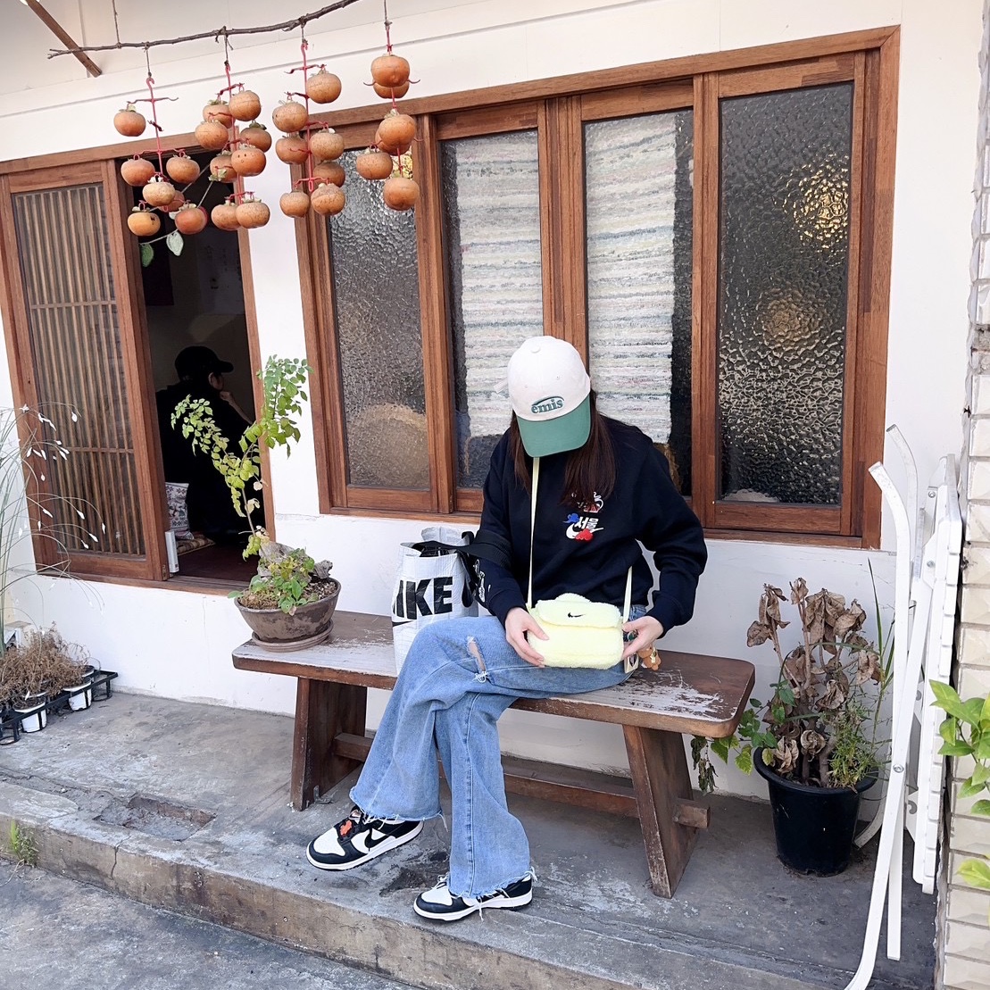 (Kids) Nike NSW Faux Fur Crossbody Bag Neon, Emis New Logo Emis Cap Beige Green 착용 스타일 - 2