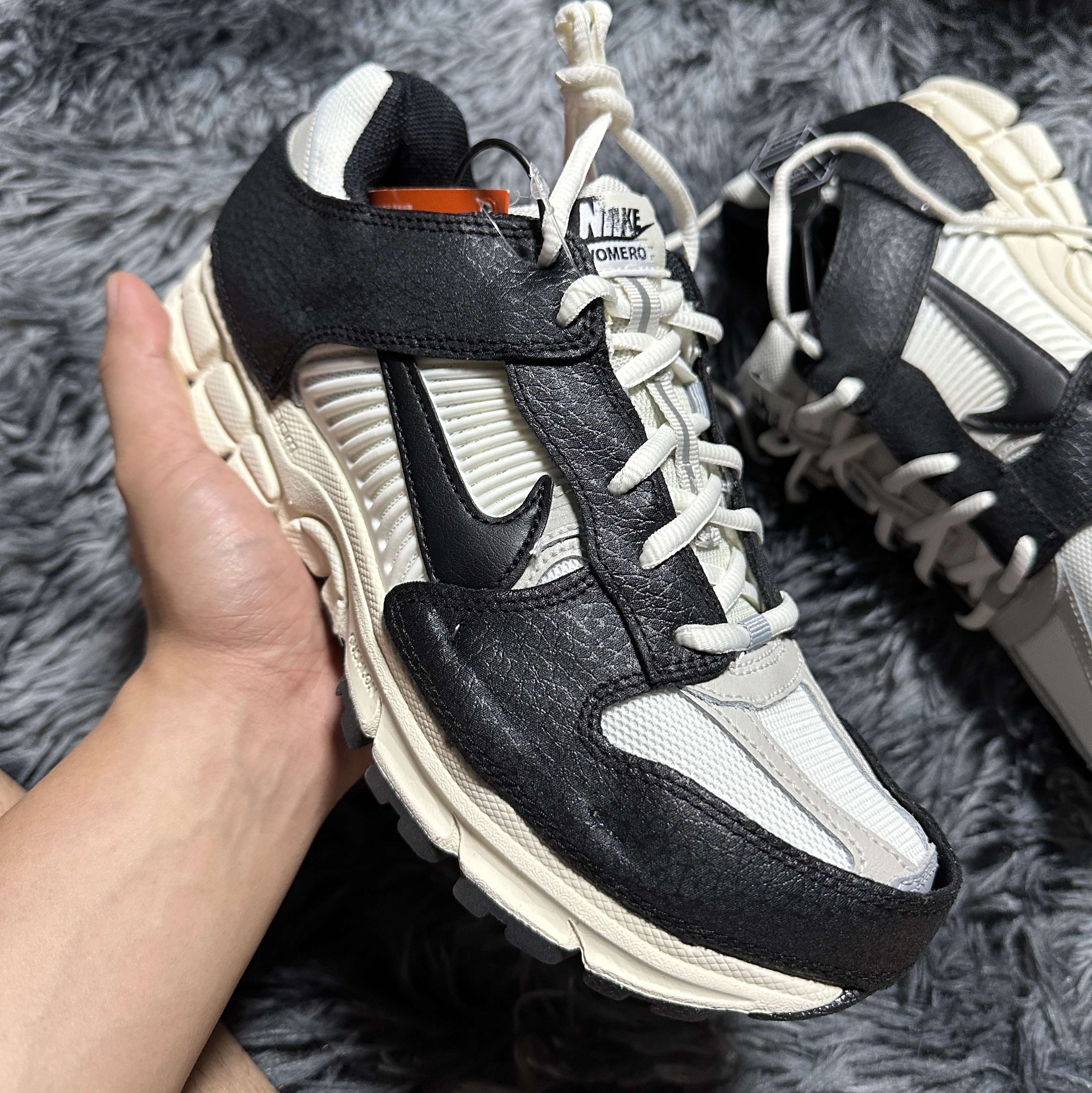 (W) Nike Zoom Vomero 5 Wolf Grey and Black 착용 스타일 - 1