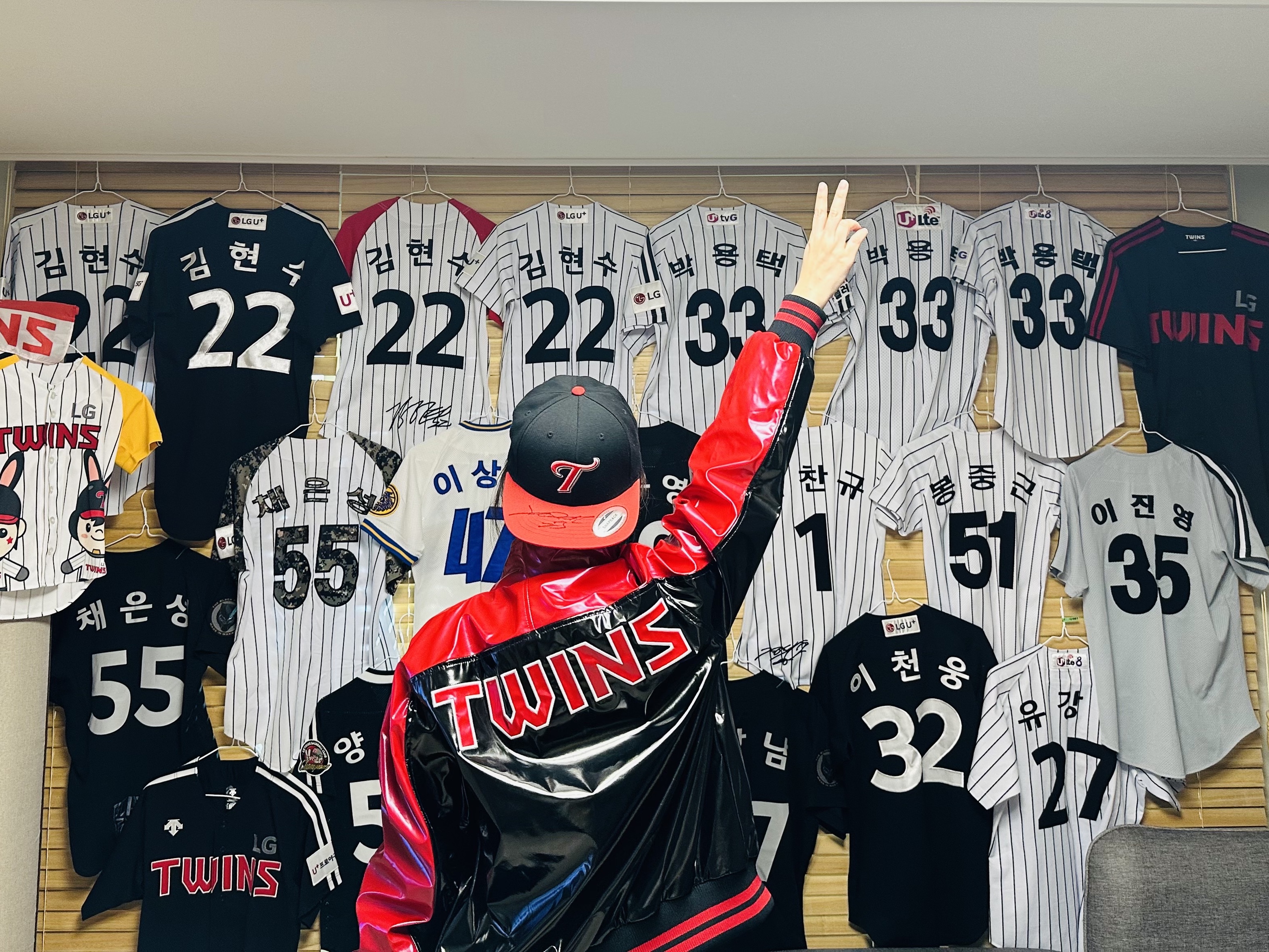 BDNS x LG TWINS Dugout Jacket Red 착용 스타일 - 1