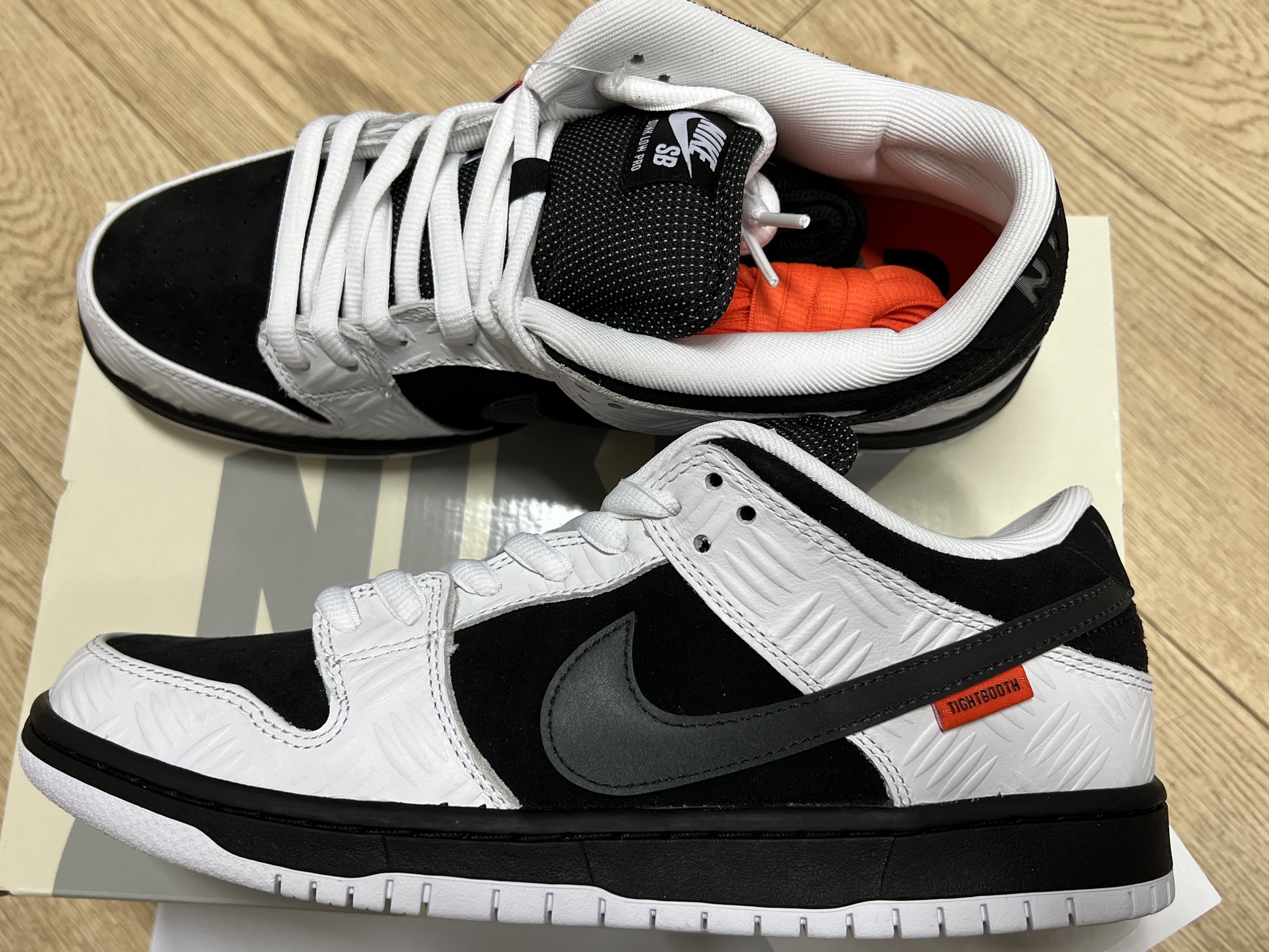 Nike x Tightbooth SB Dunk Low Pro Black and White 착용 스타일 - 1