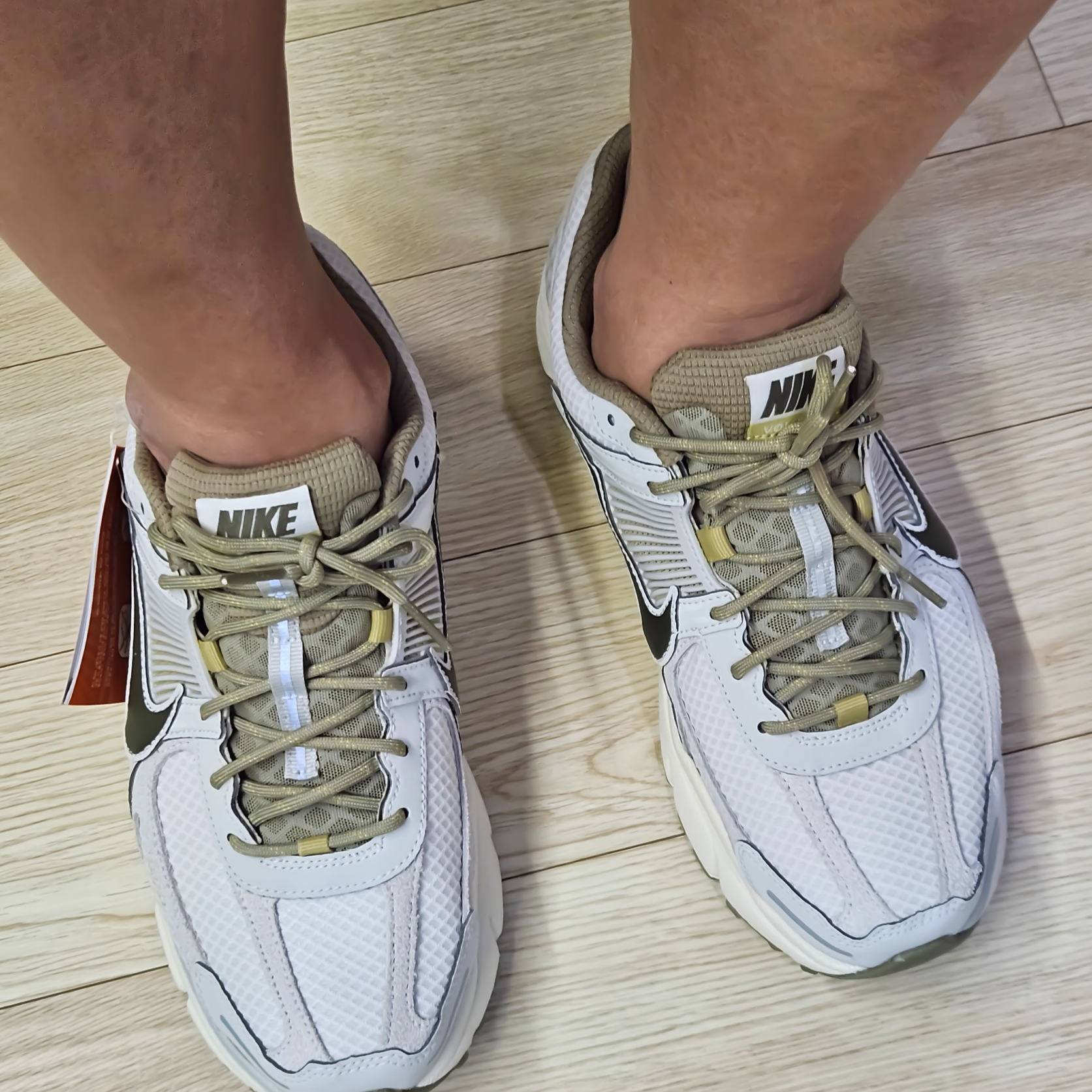 Nike Zoom Vomero 5 Light Bone and Phantom 착용 스타일 - 2