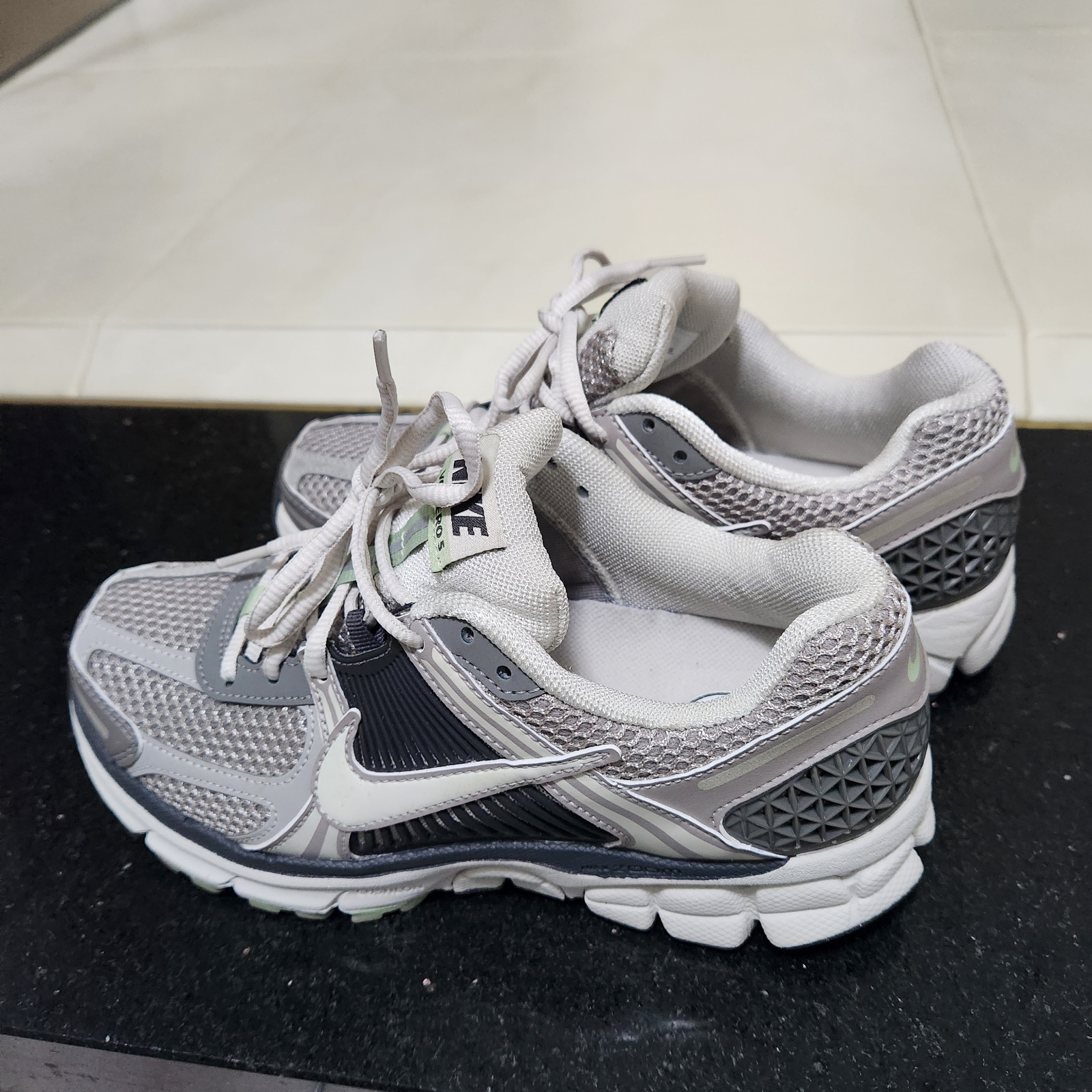 (W) Nike Zoom Vomero 5 Cobblestone and Flat Pewter 착용 스타일 - 3