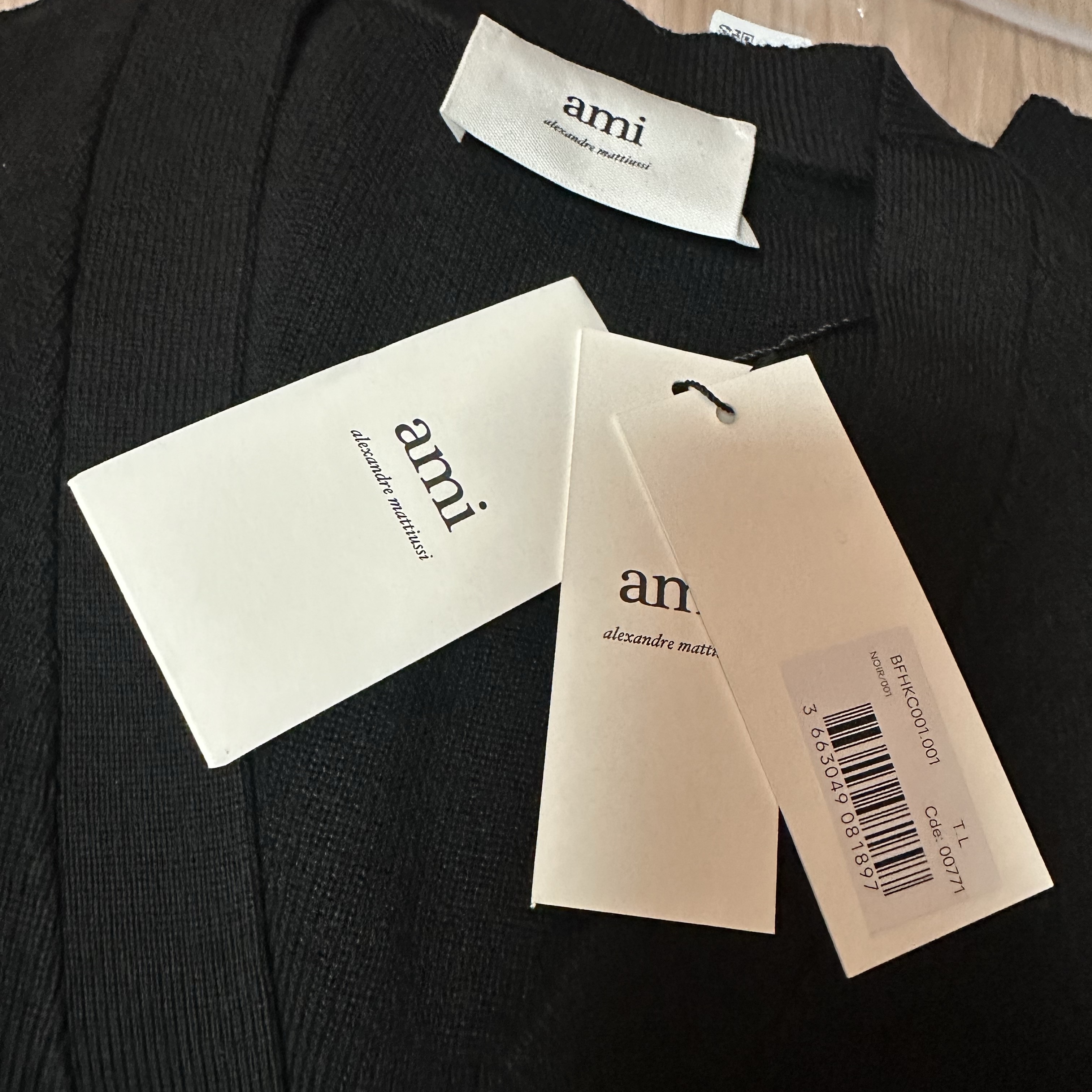 AMI de Coeur Wool Cardigan Black 착용 스타일 - 1