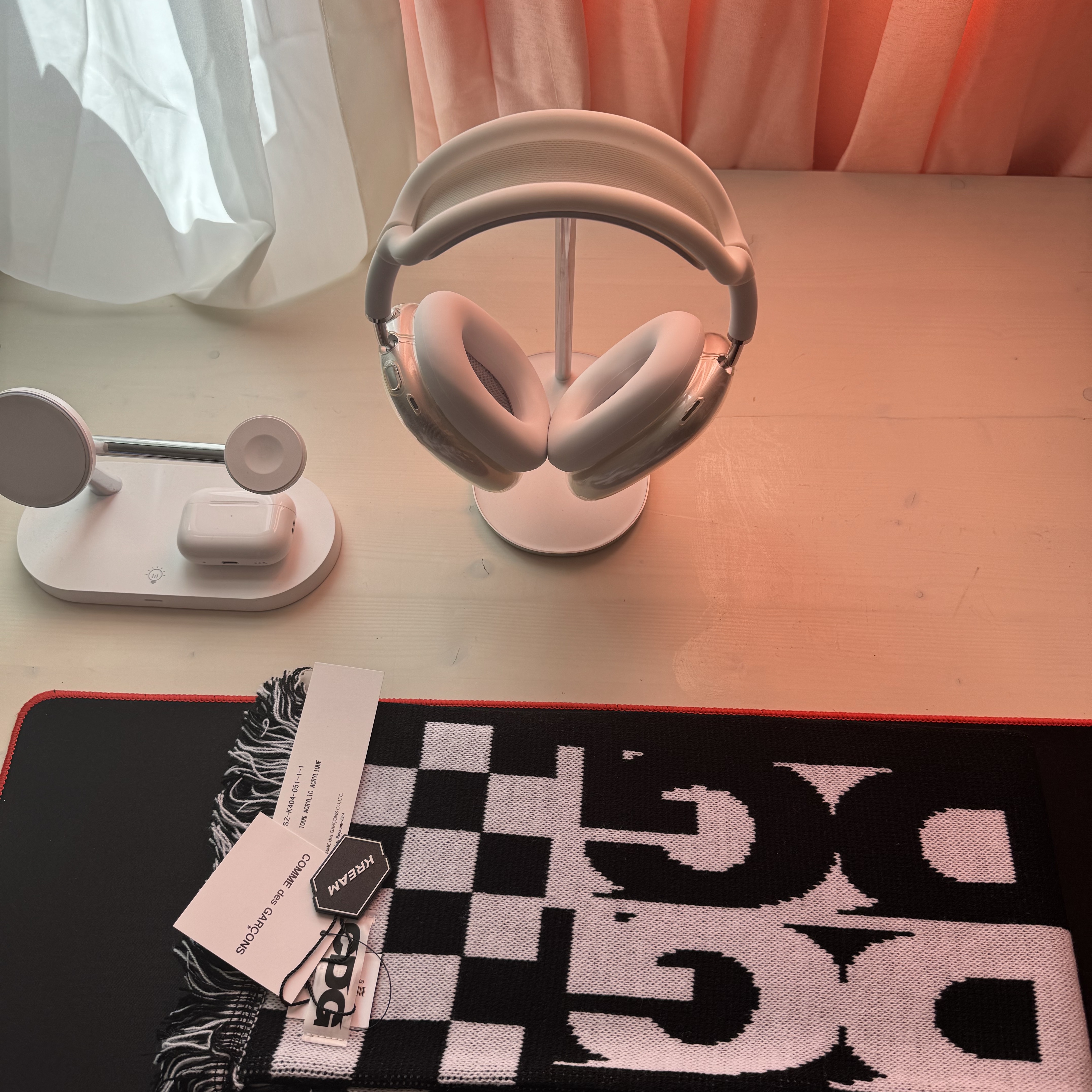 CDG Logo Check Muffler White Black, Apple AirPods Max Lightning Silver (Korean Ver.) 착용 스타일 - 1