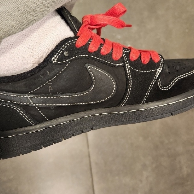 Jordan 1 x Travis Scott Retro Low OG SP Black Phantom 착용 스타일