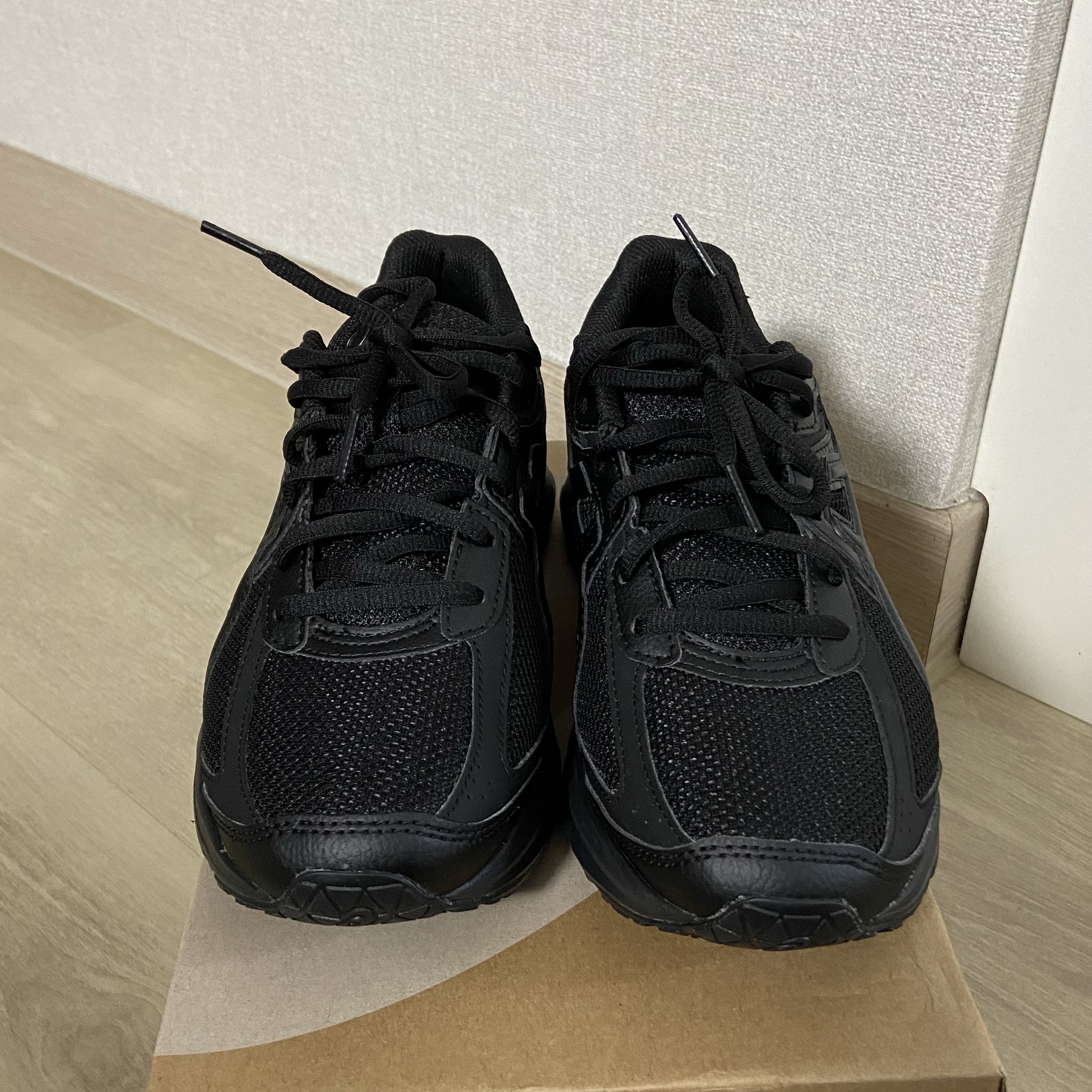Asics Jog 100 S Black - 2E Wide 착용 스타일 - 4