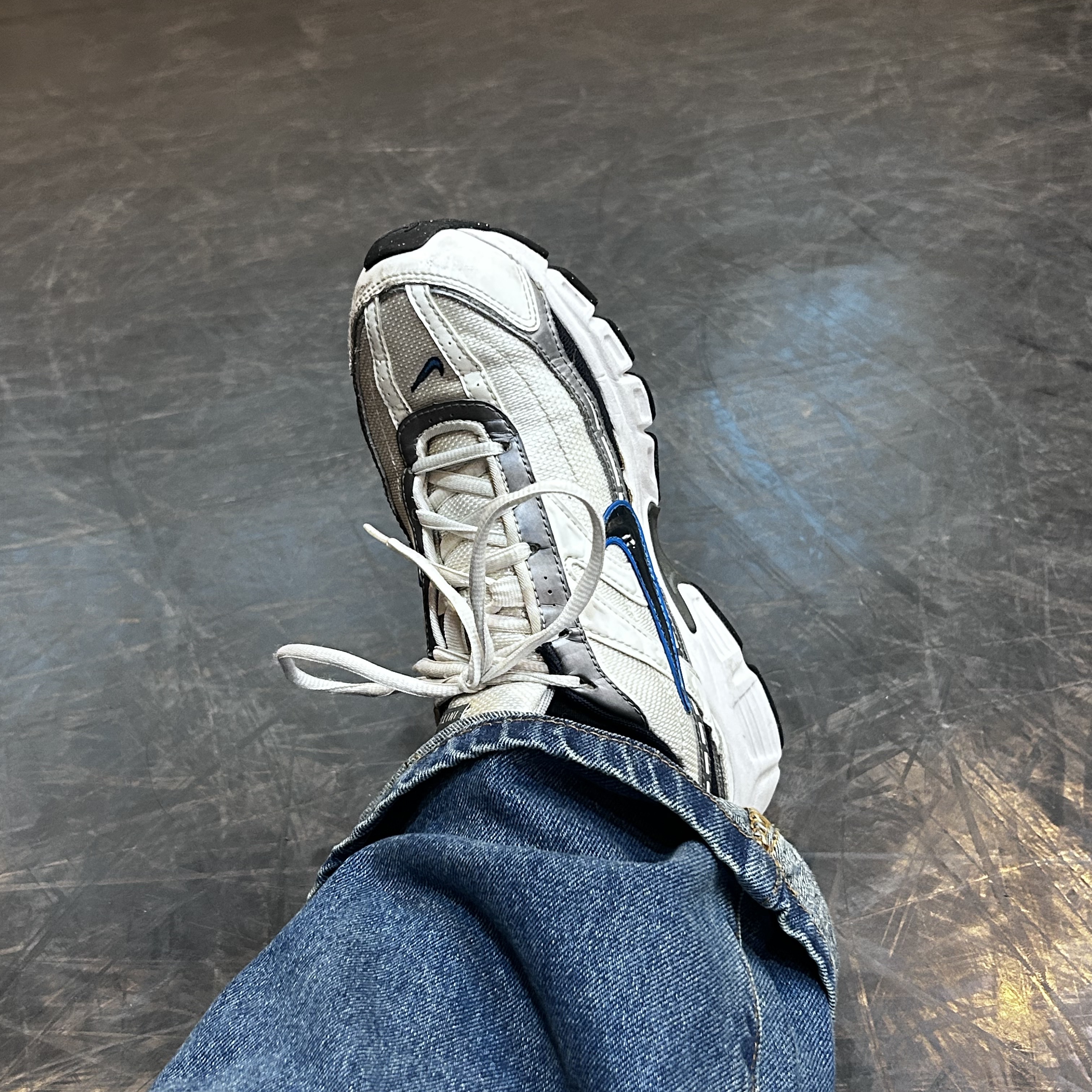 Nike Initiator White Obsidian Metallic Cool Grey 착용 스타일