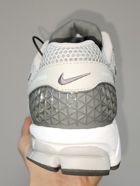 Nike Zoom Vomero 5 PRM Light Iron Ore and Flat Fewter 착용 스타일