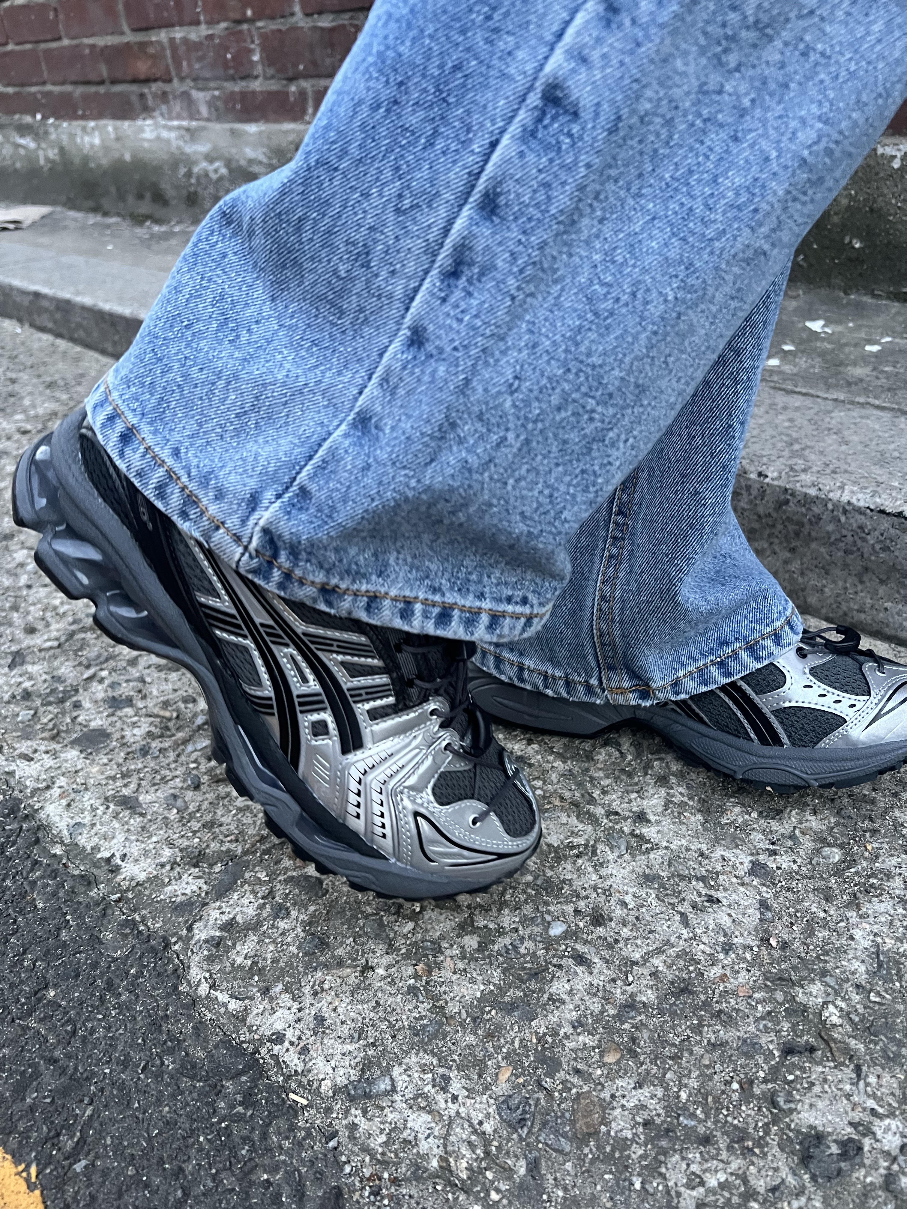 Supreme Seoul Shop Small Box Hooded Sweatshirt White - 23FW, Asics x Unaffected Gel-Kayano 14 Silver Moon 착용 스타일 - 4