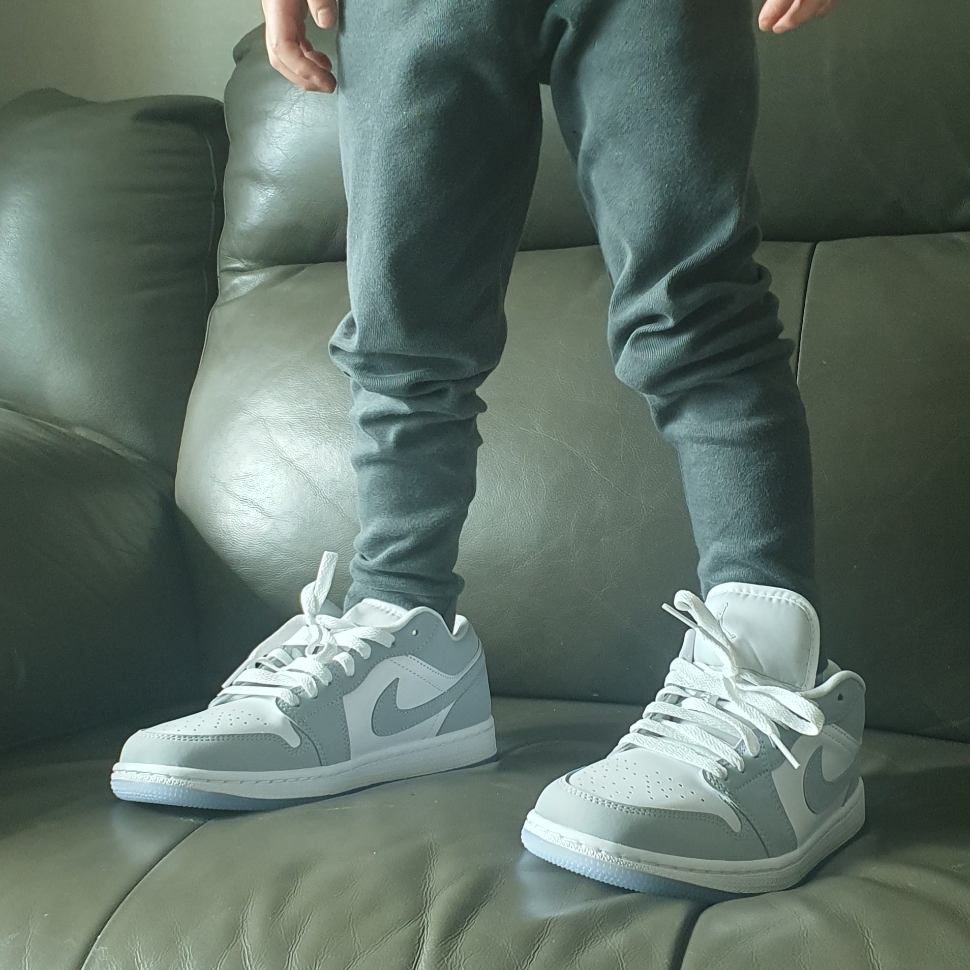 (W) Jordan 1 Low White Wolf Grey 착용 스타일 - 1