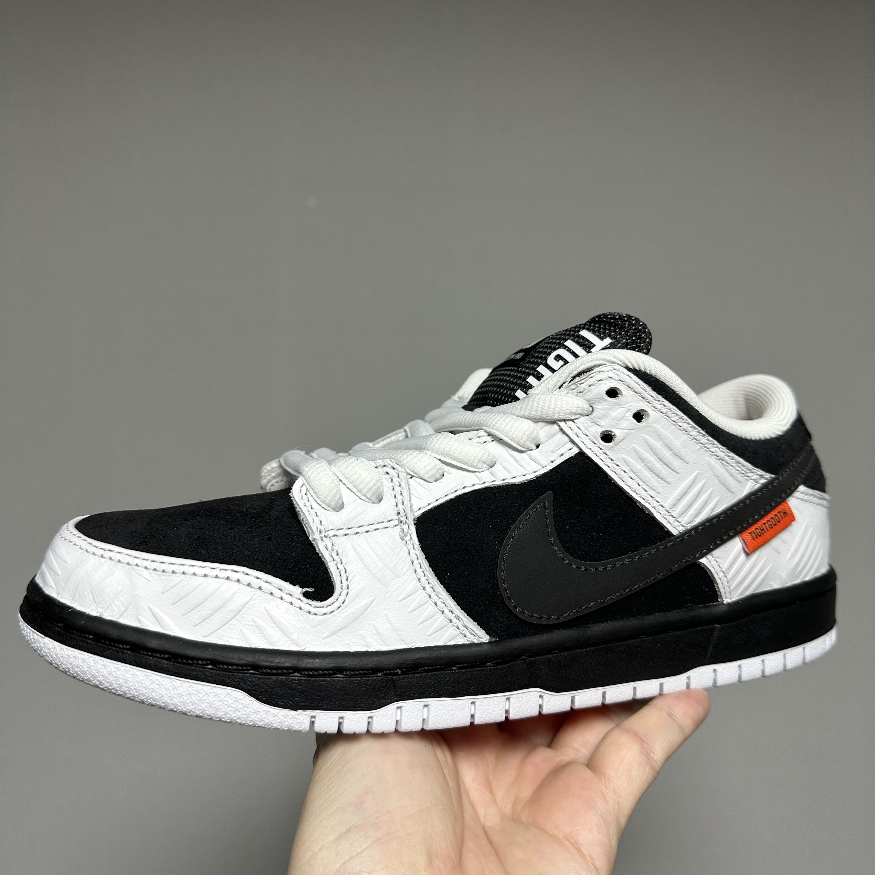 Nike x Tightbooth SB Dunk Low Pro Black and White 착용 스타일 - 1