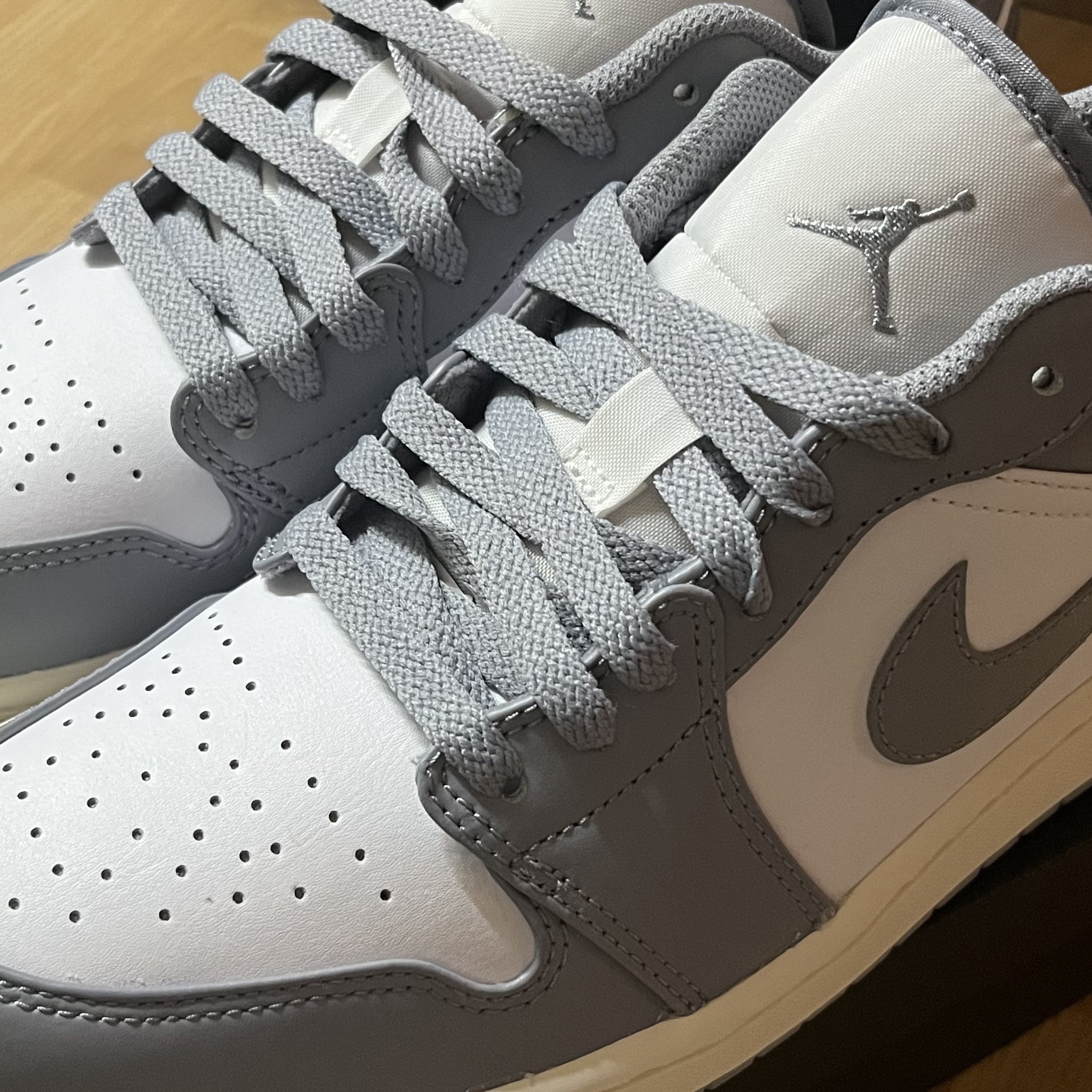 Jordan 1 Low Stealth and White 착용 스타일 - 3