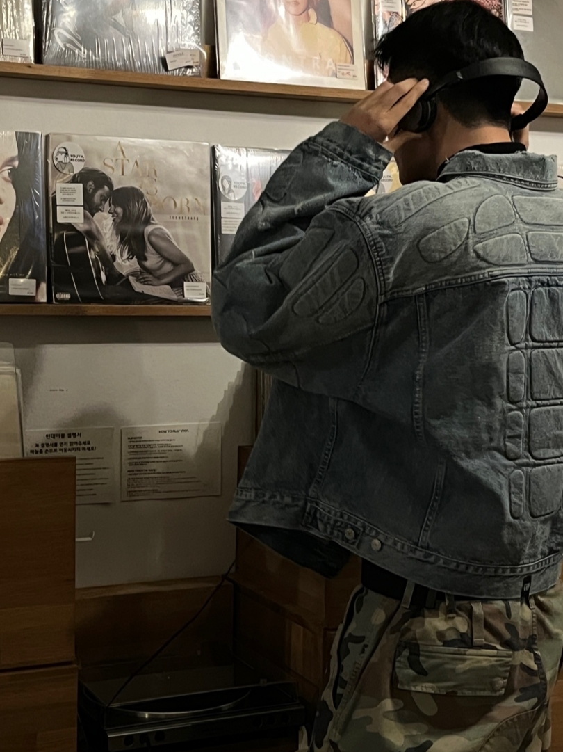 Yeezy Gap Engineered By Balenciaga Padded Denim Jacket Blue 착용 스타일