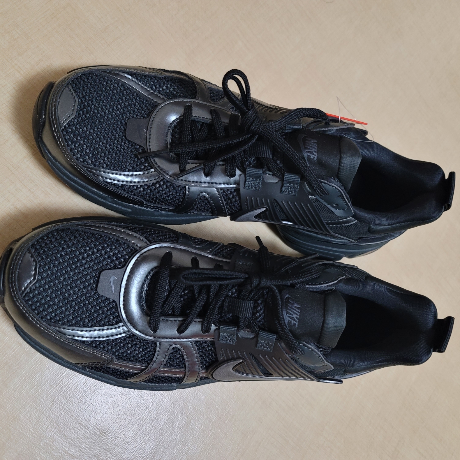 Nike V2K Run Black Anthracite 착용 스타일 - 1
