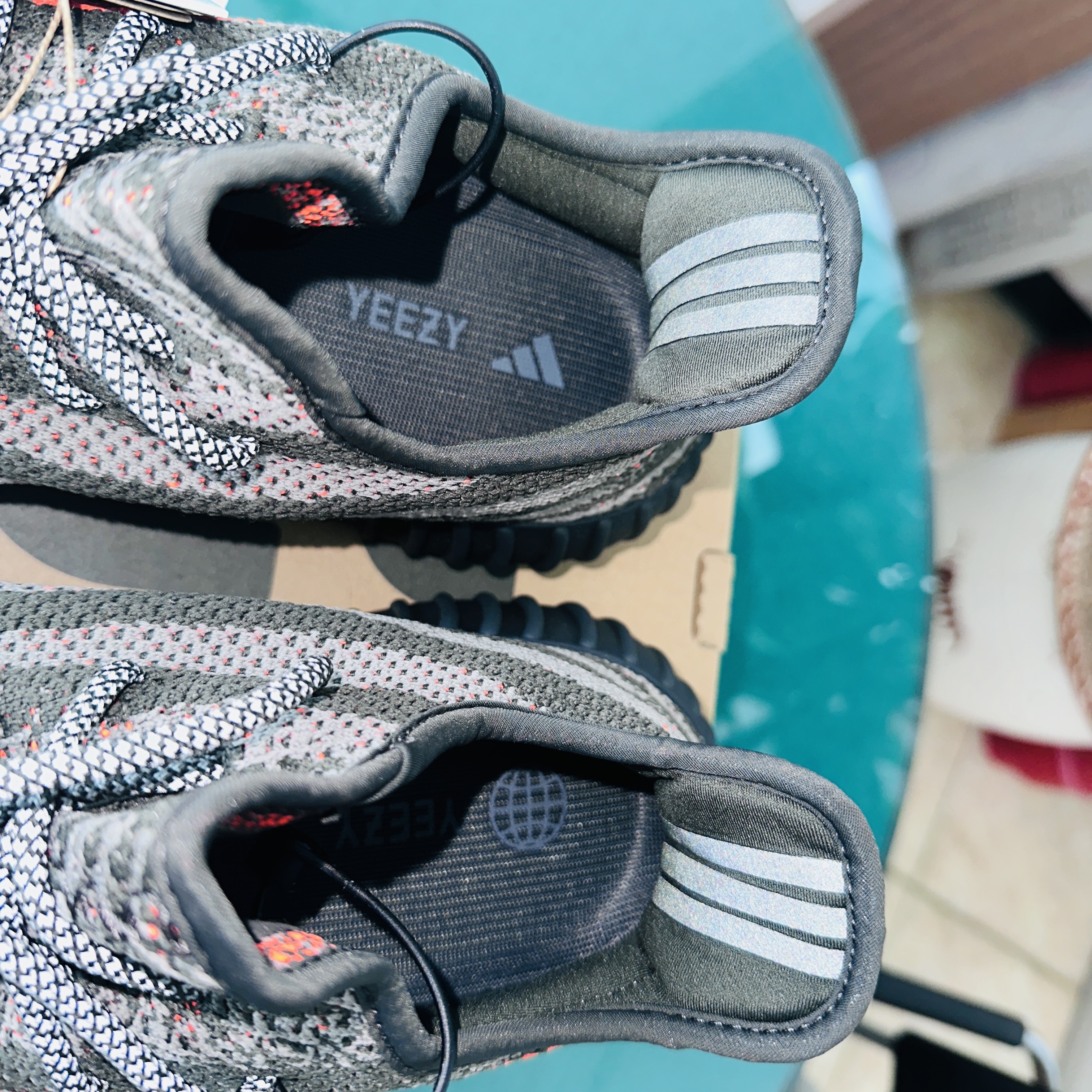 Adidas Yeezy Boost 350 V2 Carbon Beluga 착용 스타일 - 2