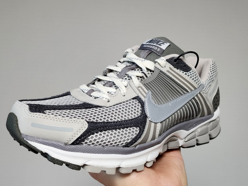 Nike Zoom Vomero 5 PRM Light Iron Ore and Flat Fewter 착용 스타일