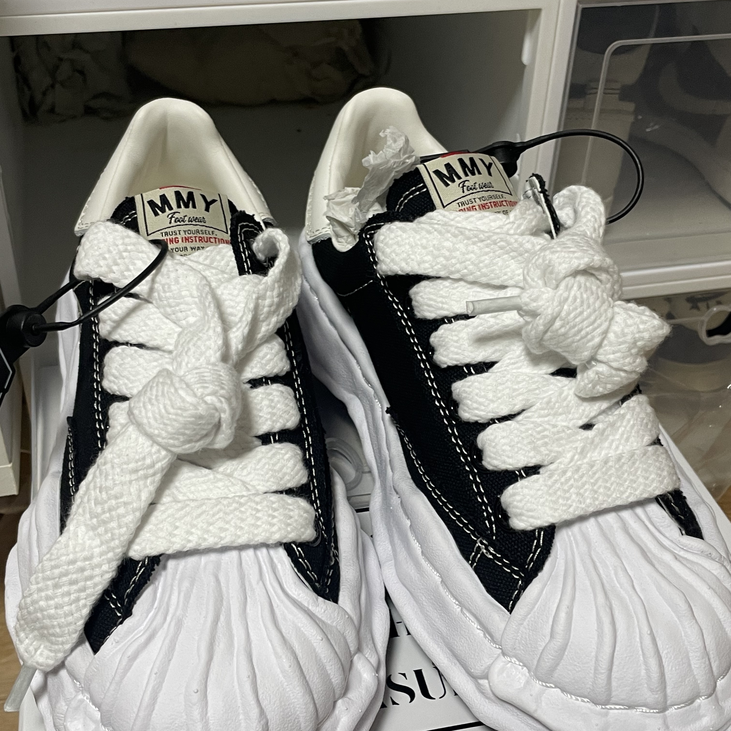 Maison Mihara Yasuhiro Blakey OG Sole Canvas Low-top Sneakers Black White 착용 스타일