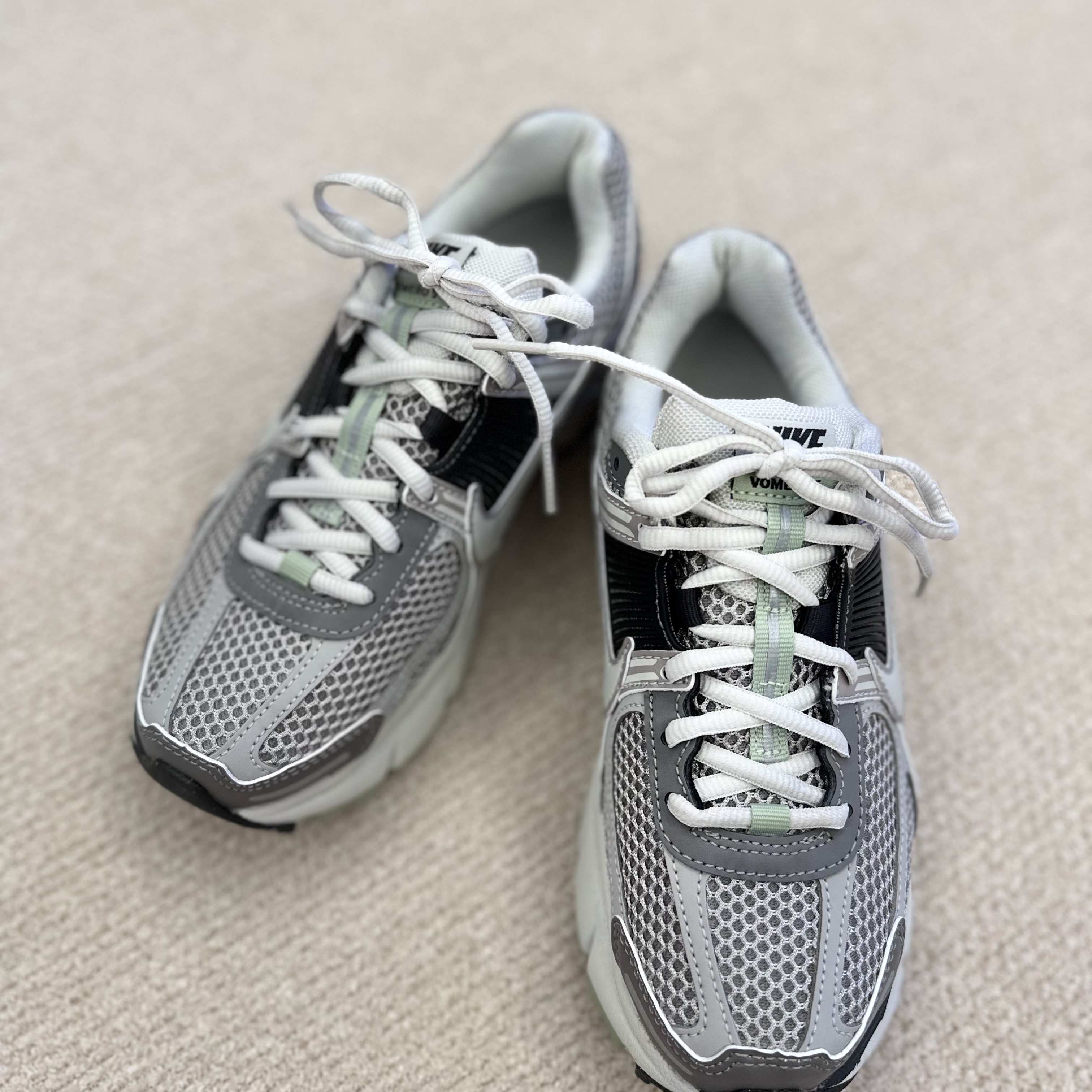 (W) Nike Zoom Vomero 5 Cobblestone and Flat Pewter 착용 스타일