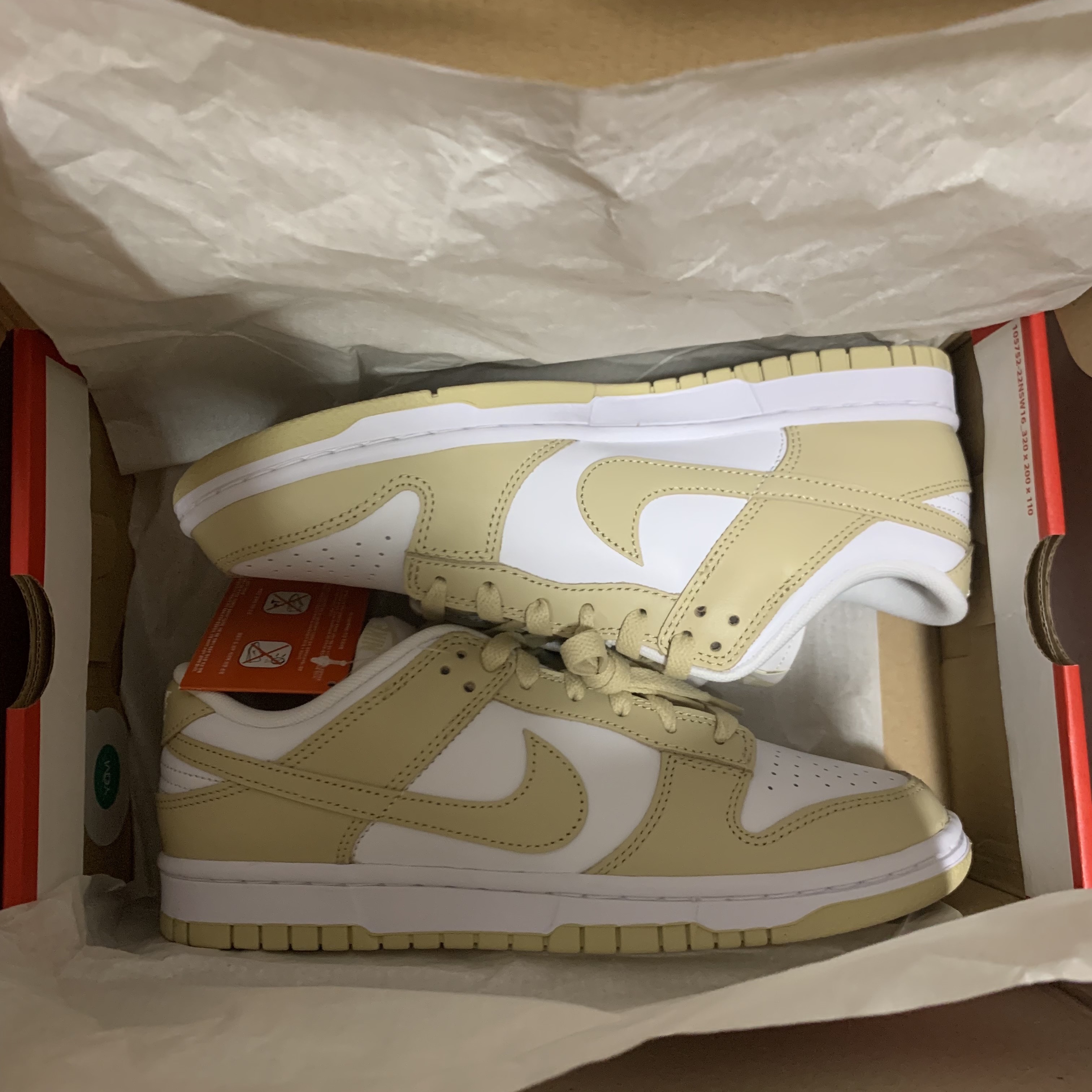 Nike Dunk Low Team Gold and White 착용 스타일