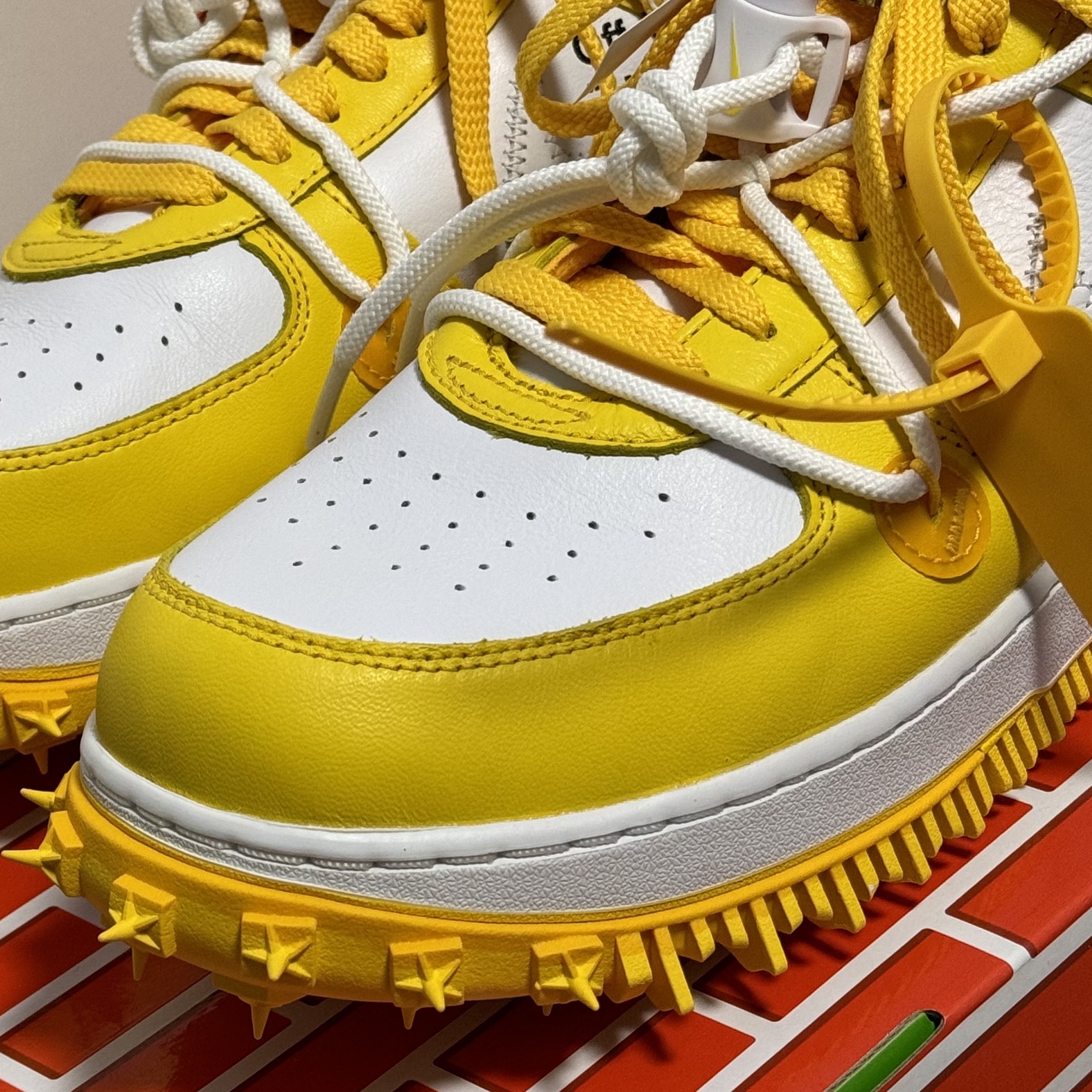 Nike x Off-White Air Force 1 Mid SP Leather Varsity Maize 착용 스타일 - 3