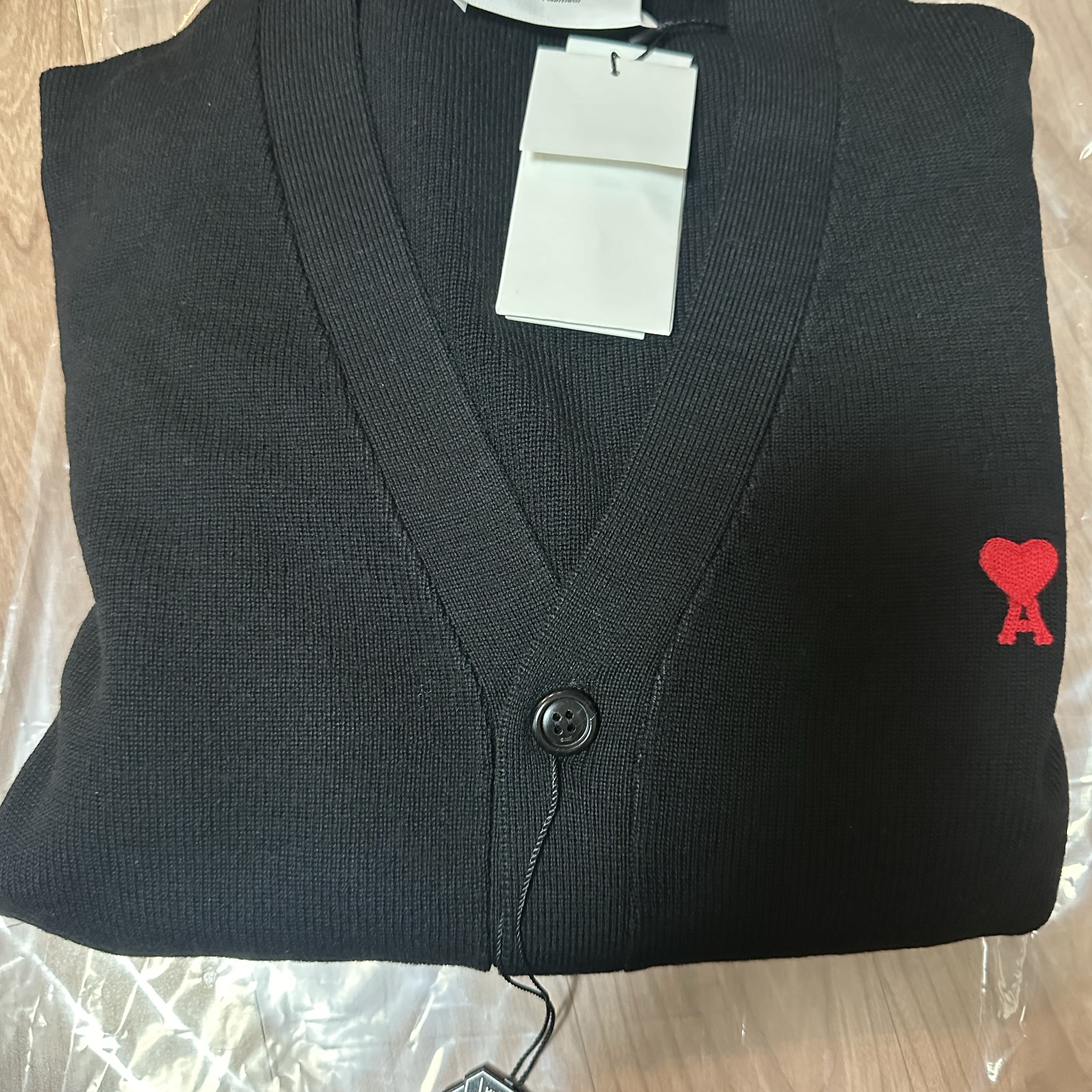 AMI de Coeur Wool Cardigan Black 착용 스타일 - 2