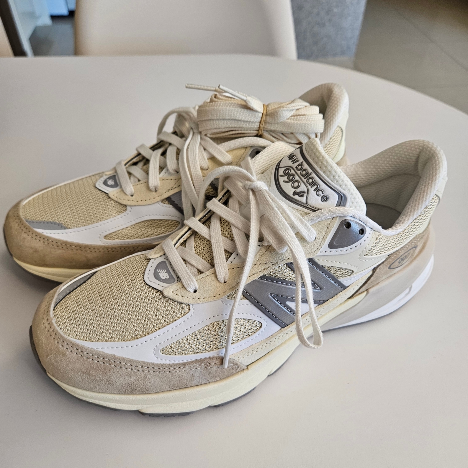 New Balance 990v6 Made in USA Cream Mindful Grey 착용 스타일