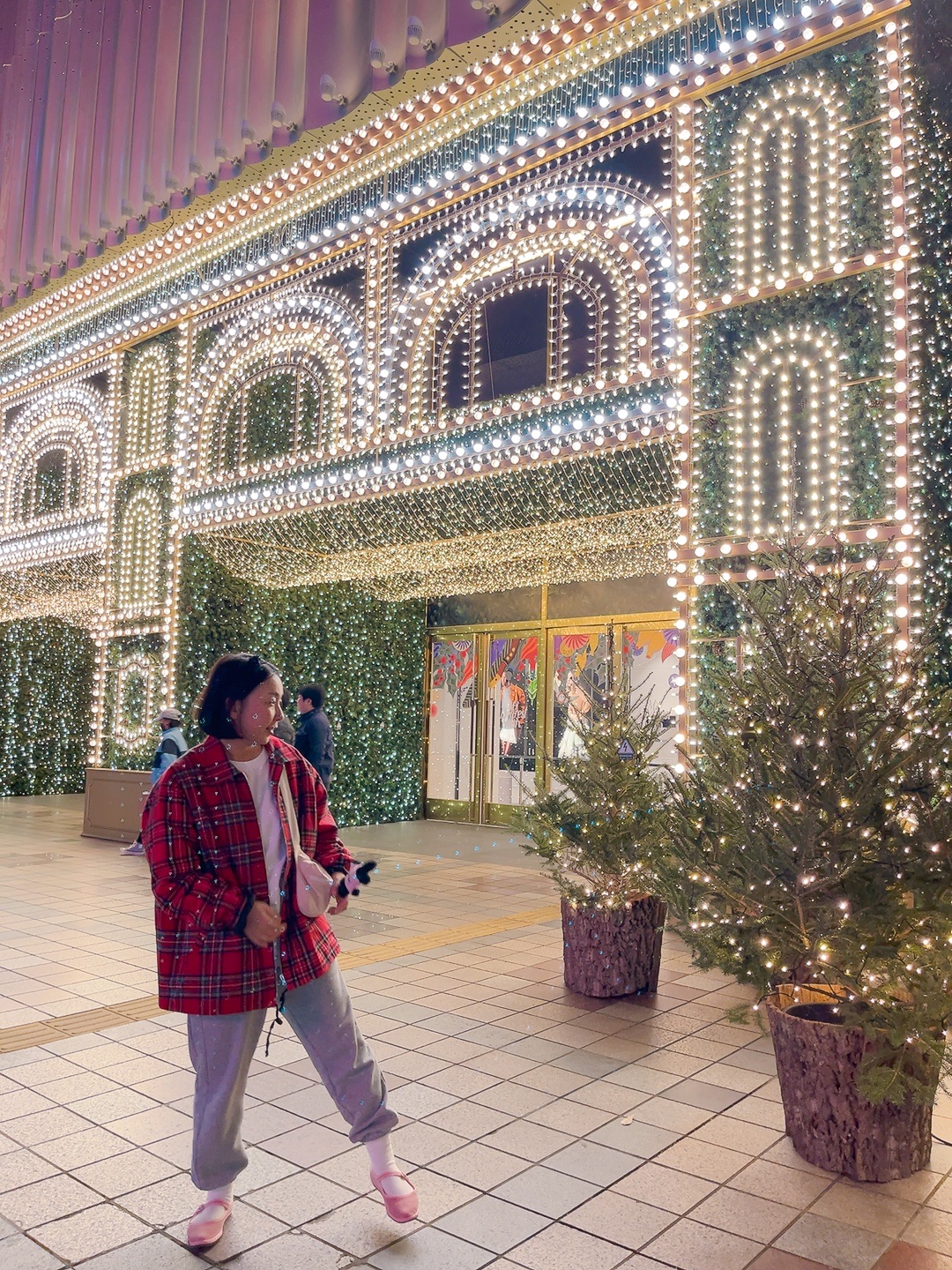 Uniqlo UT x Kaws Short Sleeve Graphic T-Shirt White - KR, STU x Monamhee Stu 착용 스타일 - 1