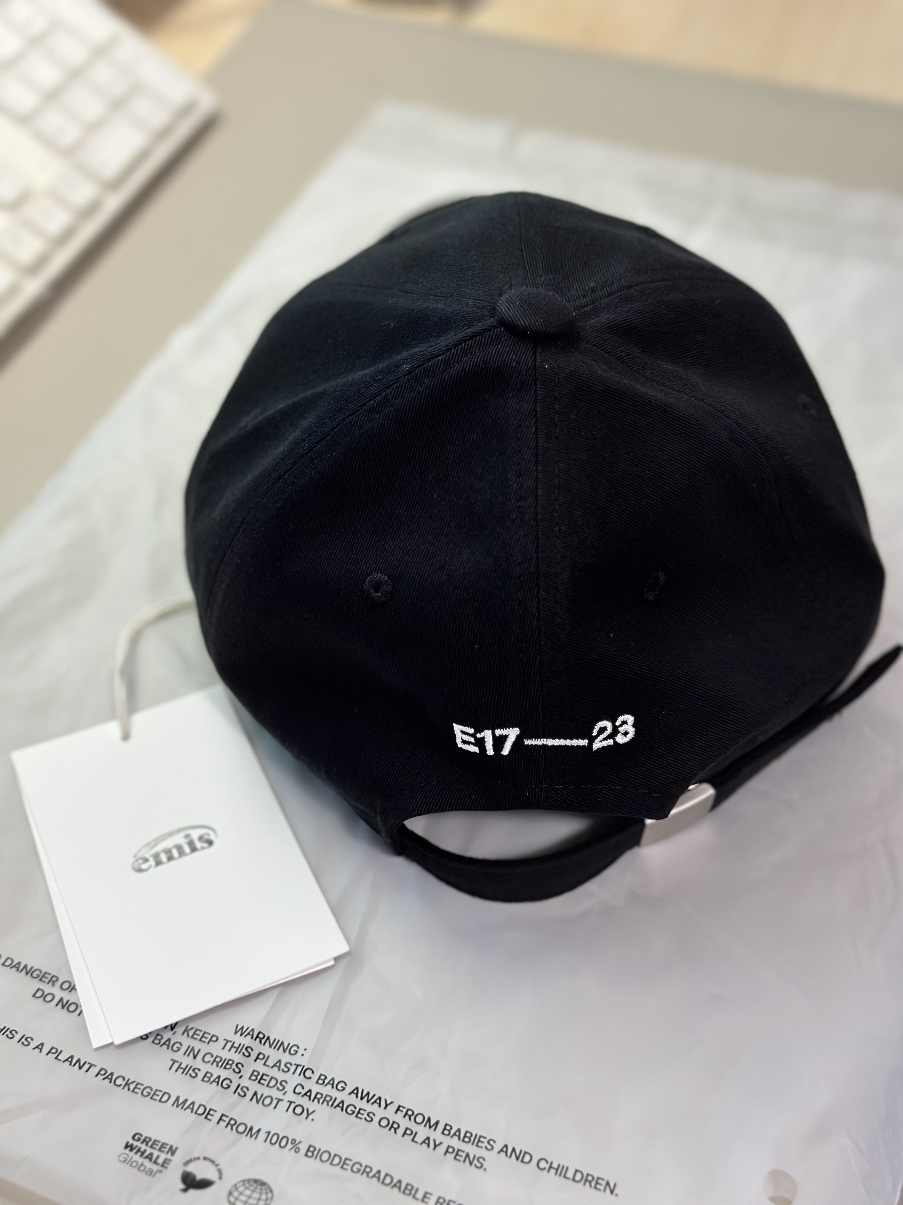 Emis Tone On Tone Wappen Ball Cap Black 착용 스타일 - 2